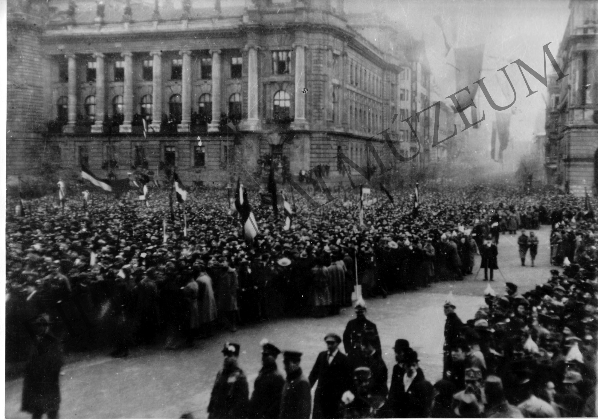 Budapesti tüntetés 1918. október 30-án. (Rippl-Rónai Múzeum CC BY-NC-SA)