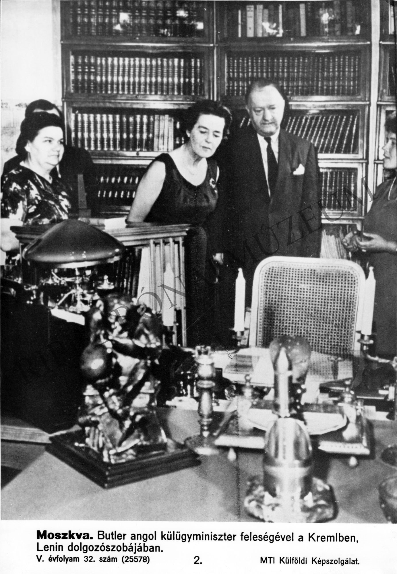 Butler angol külügyminiszter feleségével a Kremlben, Lenin dolgozószobájában. (Rippl-Rónai Múzeum CC BY-NC-SA)