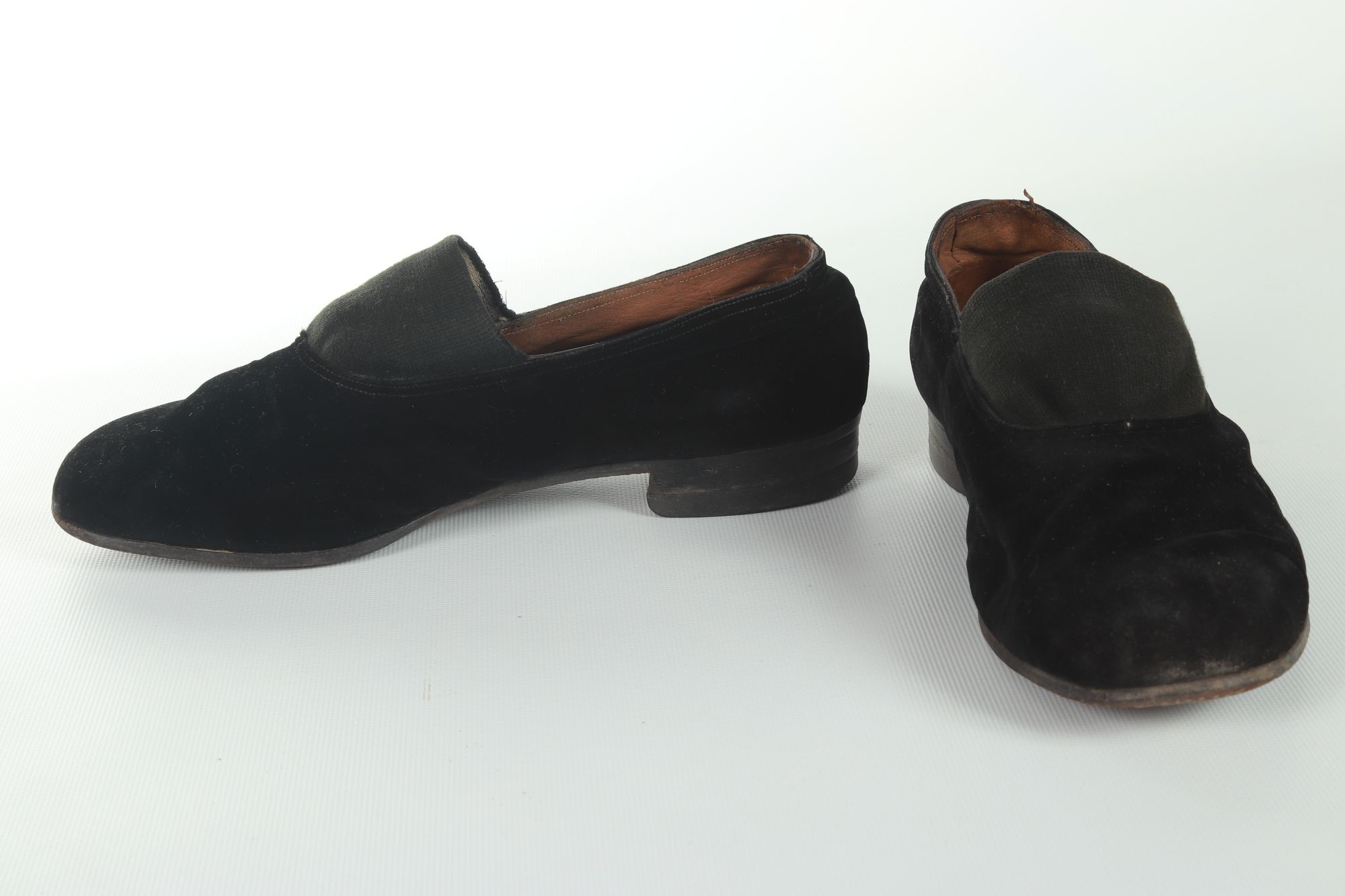 Cipő, fekete bársony pántos (Rippl-Rónai Múzeum CC BY-NC-ND)