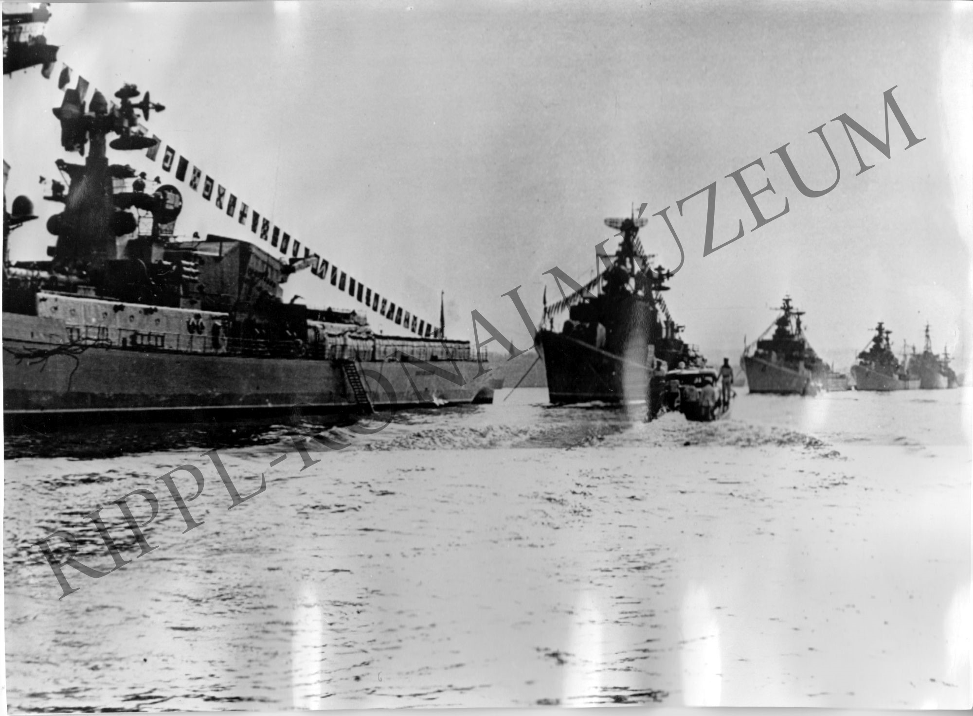 Csatahajók felvonulása a Szovjet Flotta napján (Rippl-Rónai Múzeum CC BY-NC-SA)