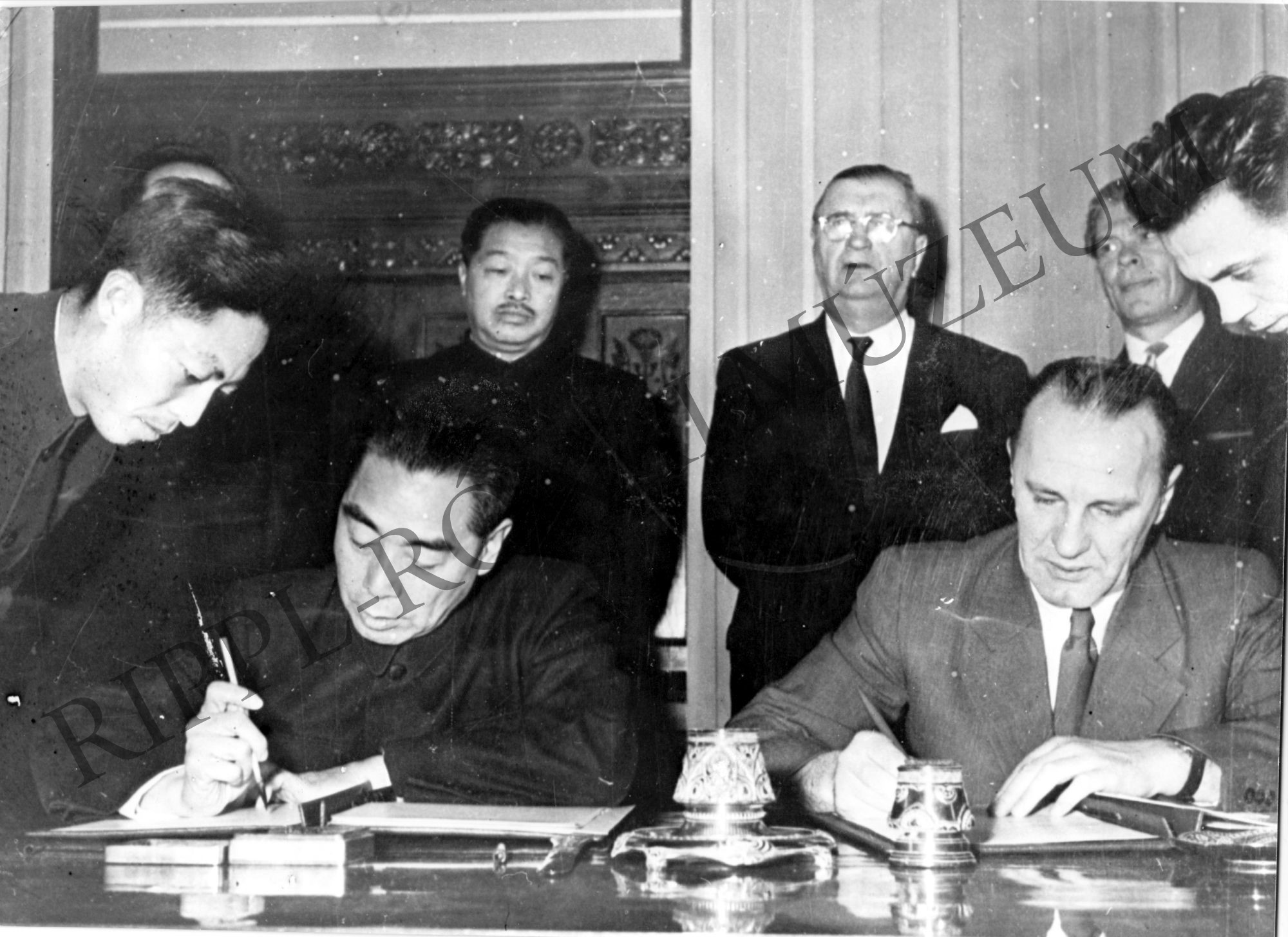 Csou En-Laj és Kádár János aláírják a magyar-kínai közös közleményt (Rippl-Rónai Múzeum CC BY-NC-SA)