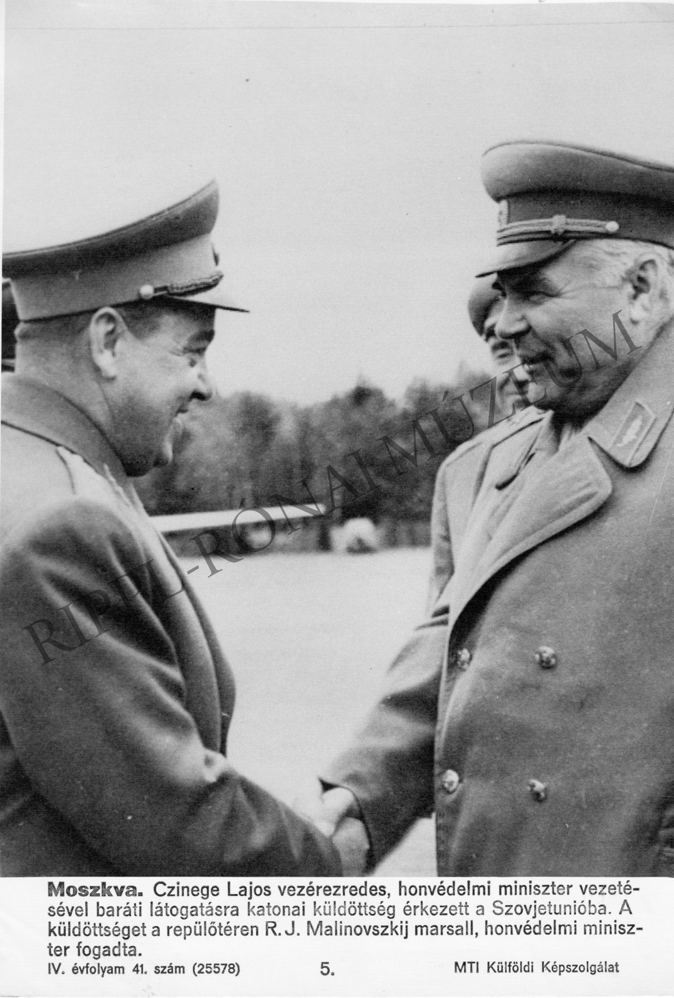 Czinege Lajos vezérezredes, honvédelmi miniszter vezetésével baráti látogatásra katonai küldöttség érkezett a Szovjetunióba. A képen Czinege és Malinovszkij mar (Rippl-Rónai Múzeum CC BY-NC-SA)