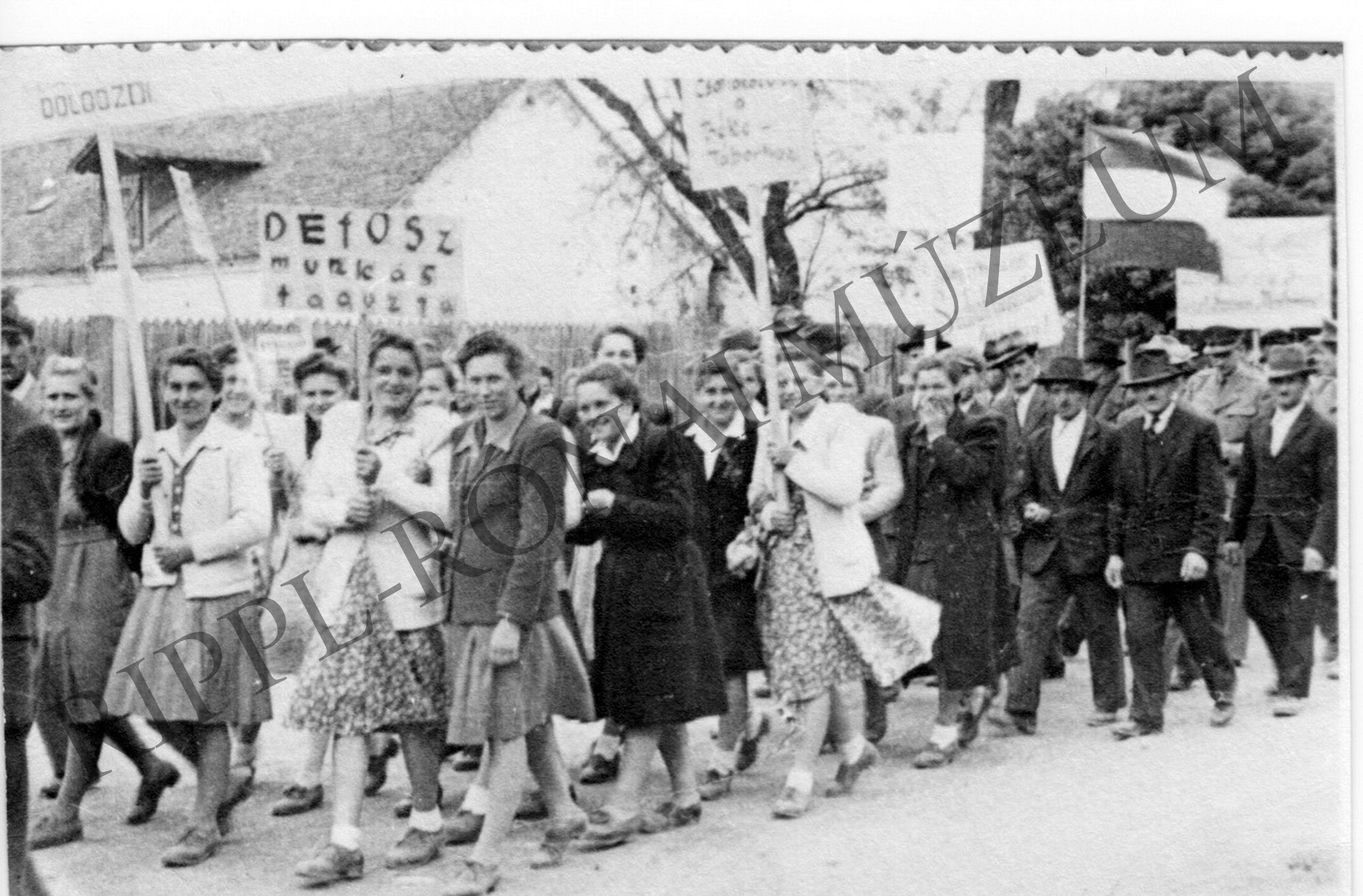 DEFOSZ-munkások május elesejei felvonulása 1949. (Rippl-Rónai Múzeum CC BY-NC-SA)