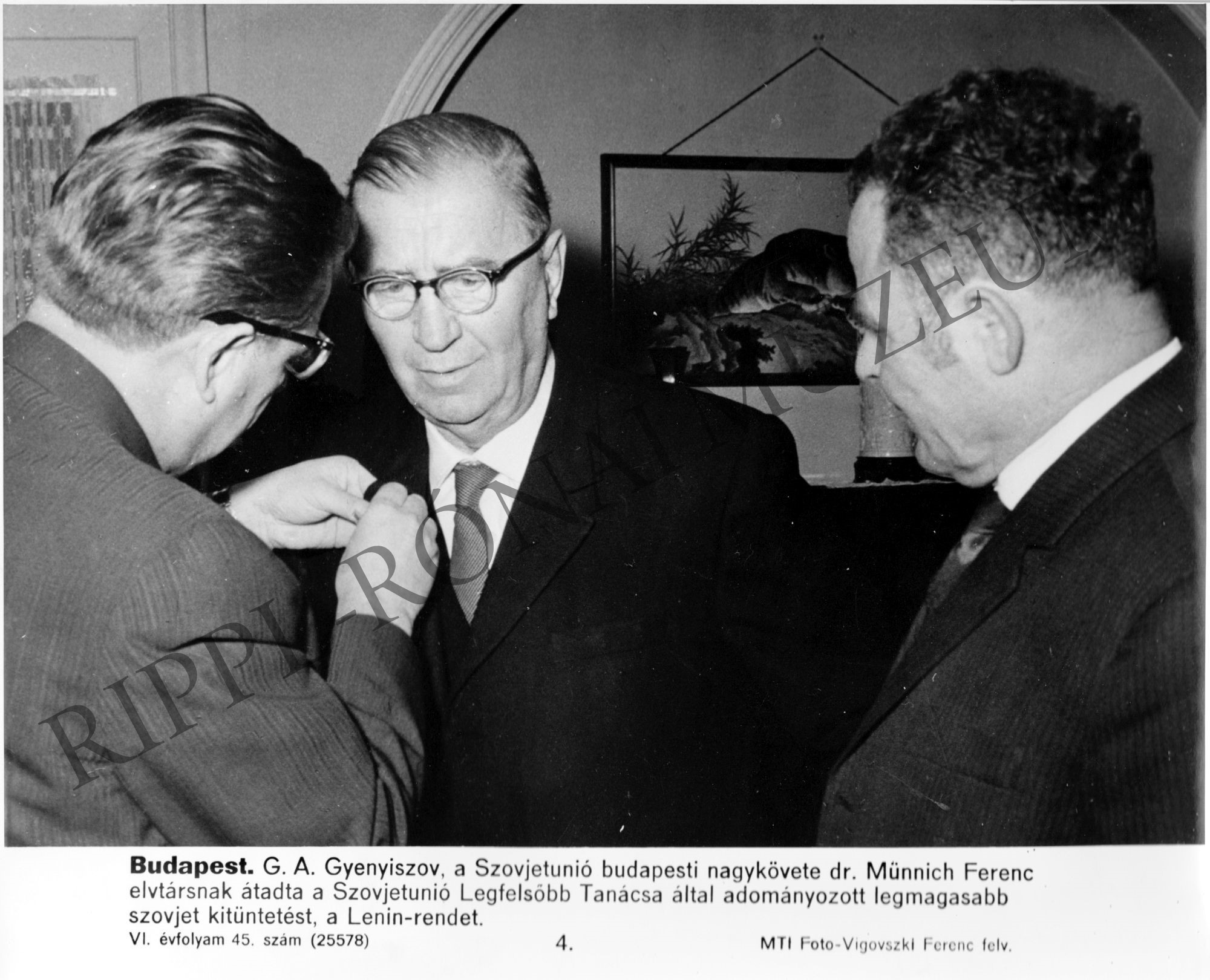 Dr. Münnich Ferencet a Szovjetunió budapesti nagykövete, G. A. Gyenyiszov a Szovjetúnió adományozta legmagasabb kitűntetéssel jutalmazza (Rippl-Rónai Múzeum CC BY-NC-SA)