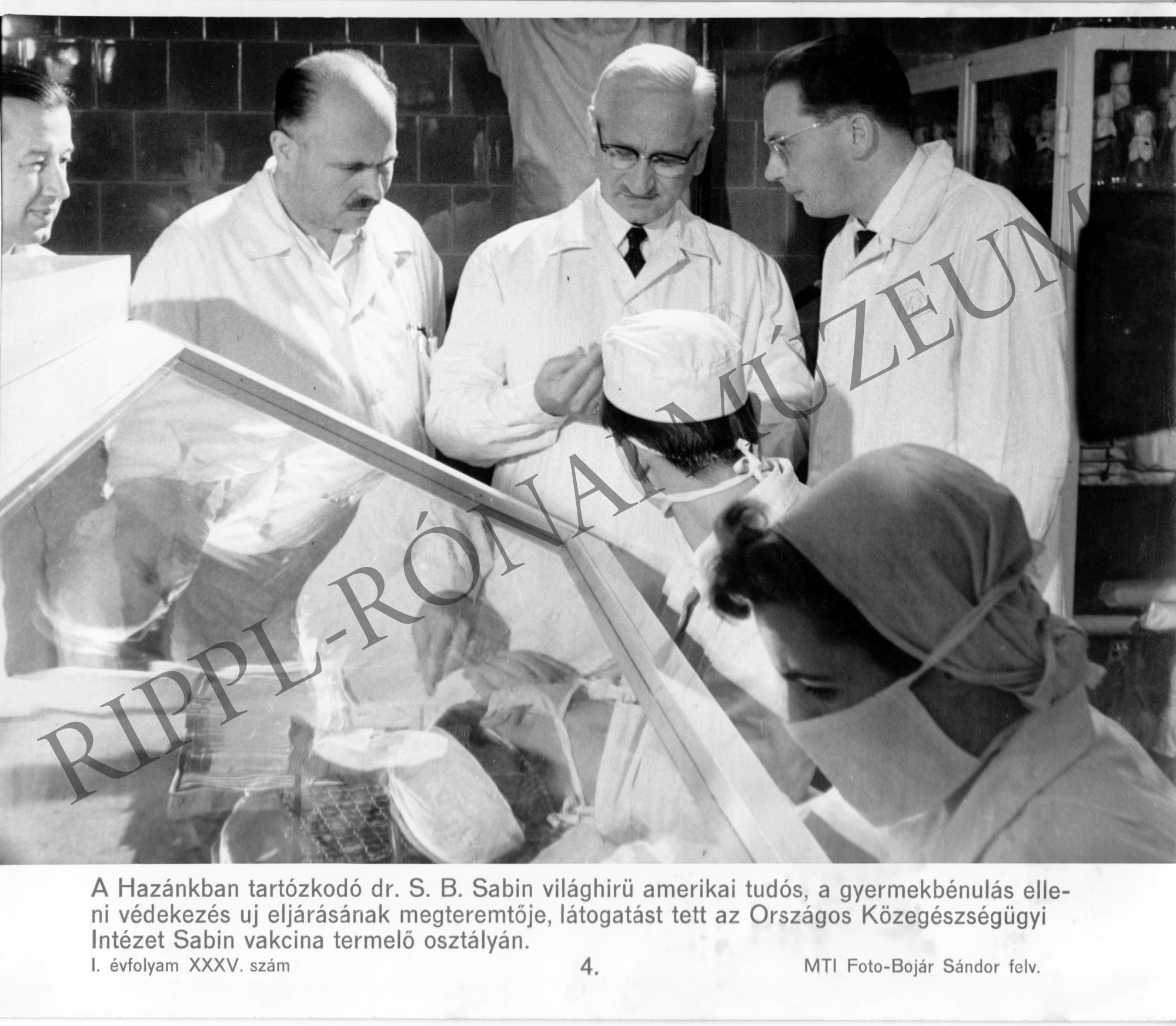 Dr. S. B. Sabin világhírű amerikai tudós látogatása az Országos Közegészségügyi Intézet Sabin vakcina termelő osztályán (Rippl-Rónai Múzeum CC BY-NC-SA)