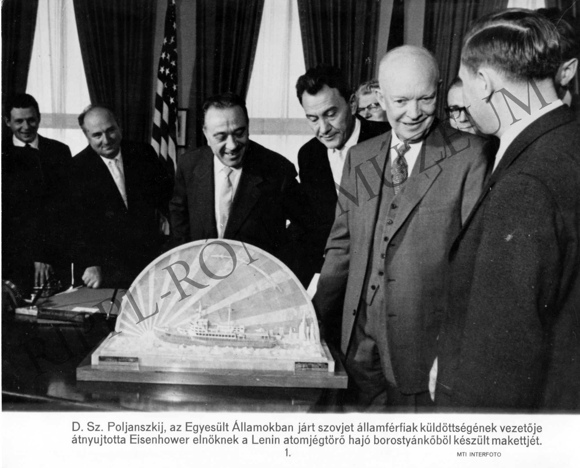D.Sz.Poljanszkij,az Egyesült Államokban járt szovjet államférfiak küldöttségének vezetője átnyújtotta Eisenhower elnöknek a Lenin atomjégtörő hajó borostyánkőbő (Rippl-Rónai Múzeum CC BY-NC-SA)