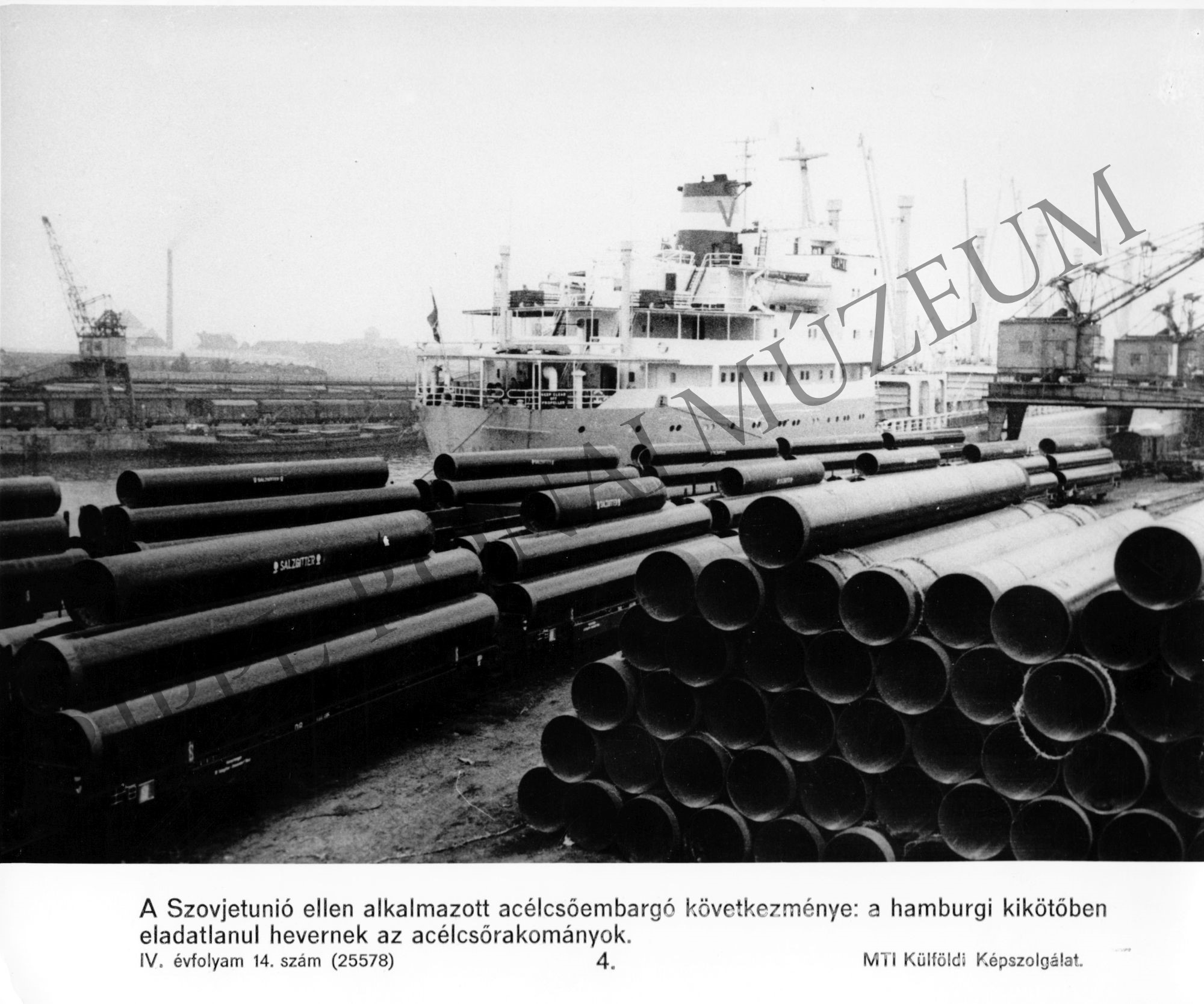 Eladatlan acélcsövek a hamburgi kikötőben. (Rippl-Rónai Múzeum CC BY-NC-SA)