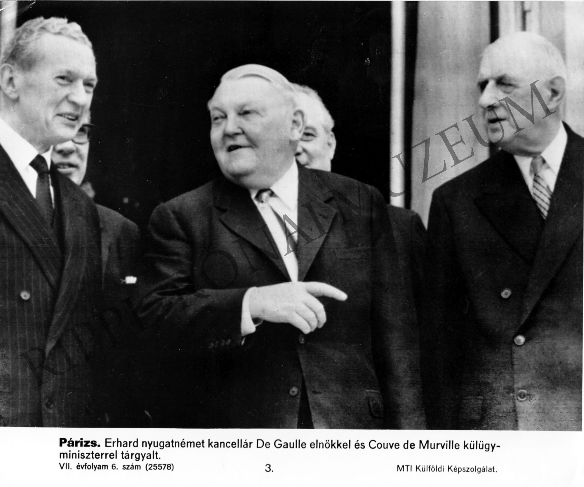 Erhard nyugatnémet kancellár De Gaulle francia elnökkel és Couve de Murville külügyminiszterrel (Rippl-Rónai Múzeum CC BY-NC-SA)