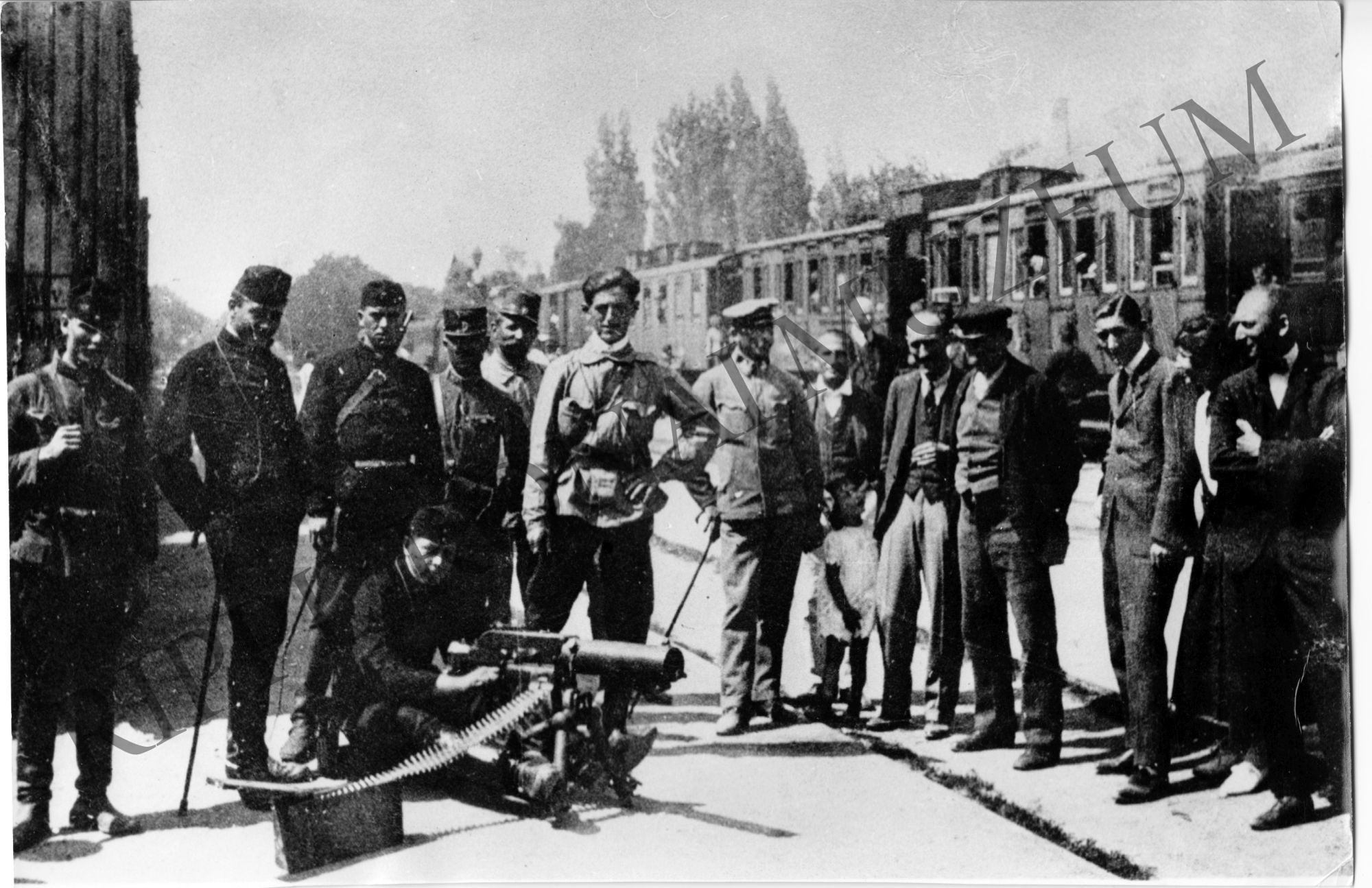 Fehér gépfegyveres osztag a siófoki pályaudvaron. 1919. (Rippl-Rónai Múzeum CC BY-NC-SA)