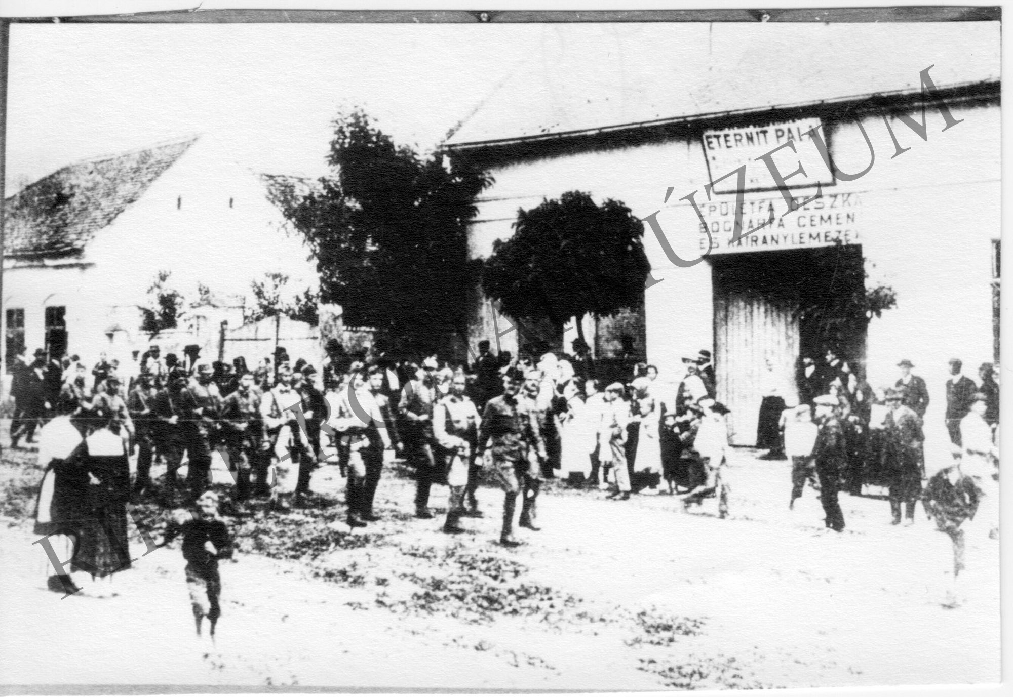 Fehérek foglyokat kísérnek Tabon 1919. (Rippl-Rónai Múzeum CC BY-NC-SA)