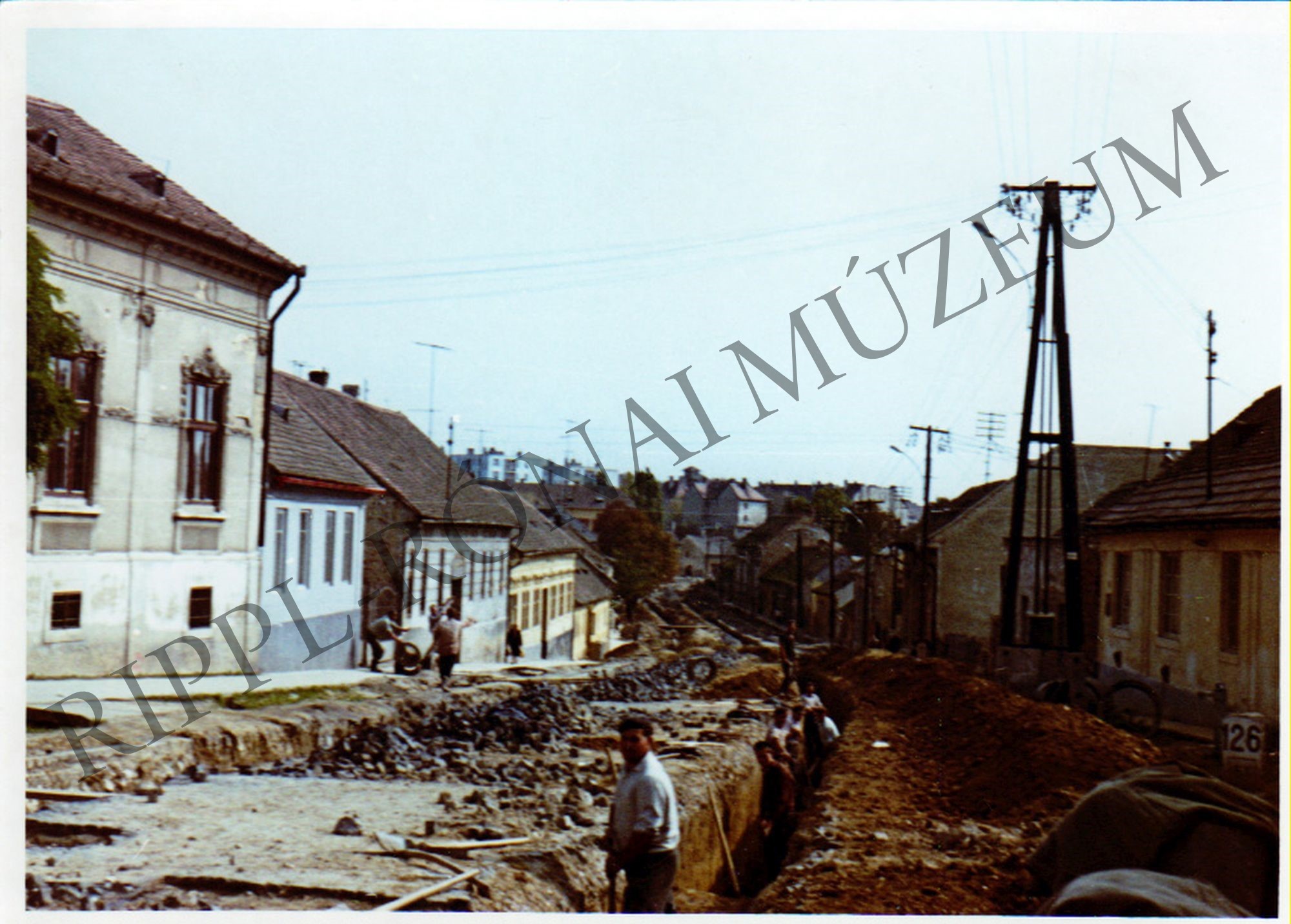 Felbontott úttest a kaposvári Kanizsai utcában (Rippl-Rónai Múzeum CC BY-NC-SA)