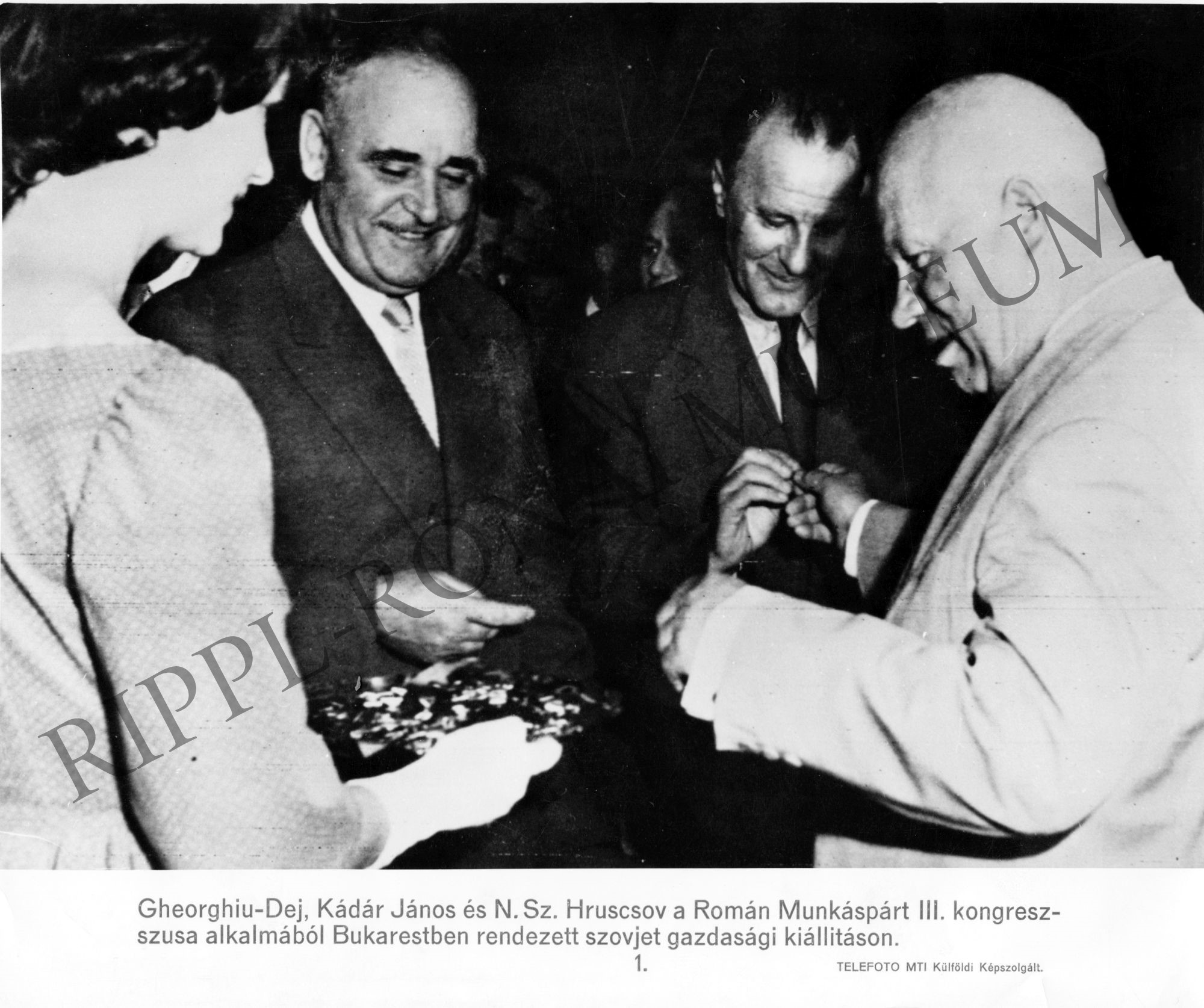Gherghiu-Dej, Kádár János és N. Sz. Hruscsov a Román Munkáspárt III. kongresszusa alkalmából Bukarestben rendezett szovjet gazdasági kiállításon (Rippl-Rónai Múzeum CC BY-NC-SA)
