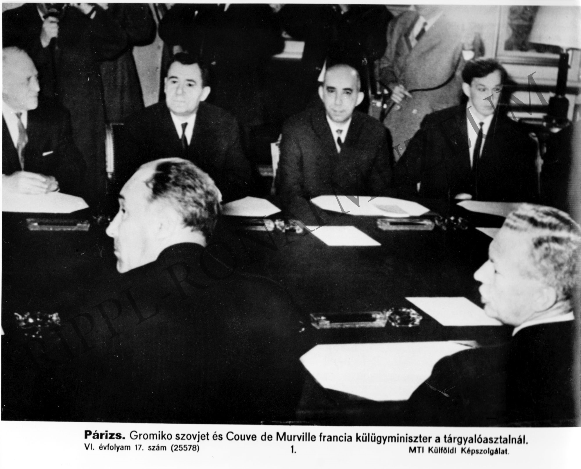 Gromiko szovjet és Couve de Murville francia külügyminiszter a tárgyalóasztalnál. (Rippl-Rónai Múzeum CC BY-NC-SA)