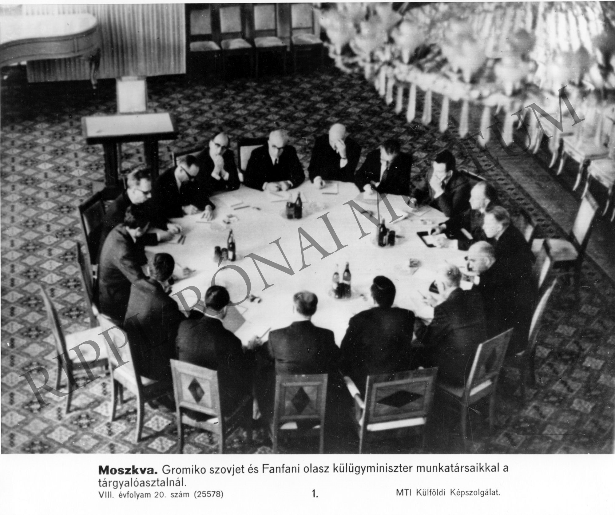 Gromiko szovjet és Fanfani olasz külügyminiszter munkatársaikkal a tárgyalóasztalnál (Rippl-Rónai Múzeum CC BY-NC-SA)