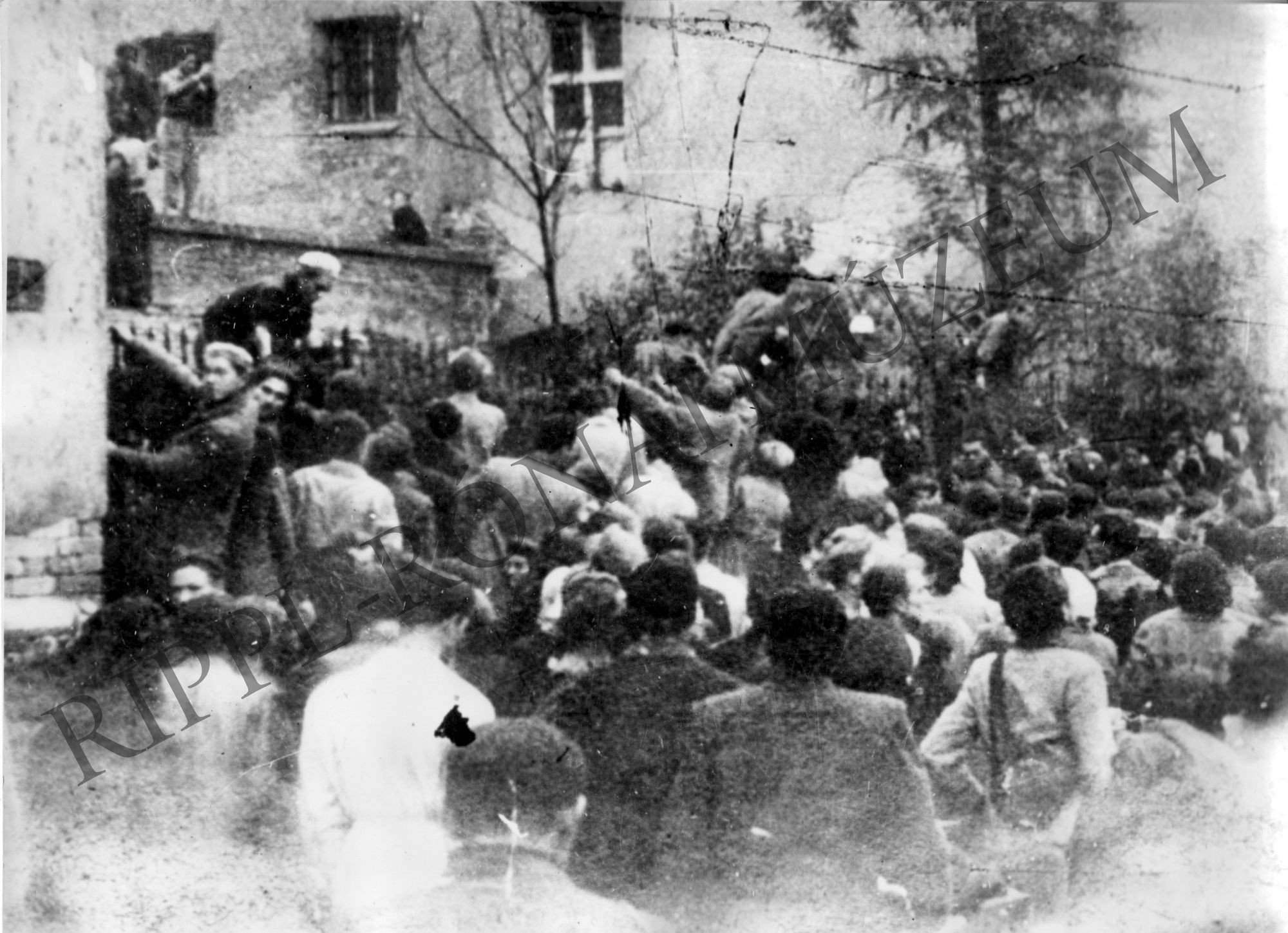 Győrben az "ellenforradalmárok" kiszabadítják a foglyokat. (Rippl-Rónai Múzeum CC BY-NC-SA)