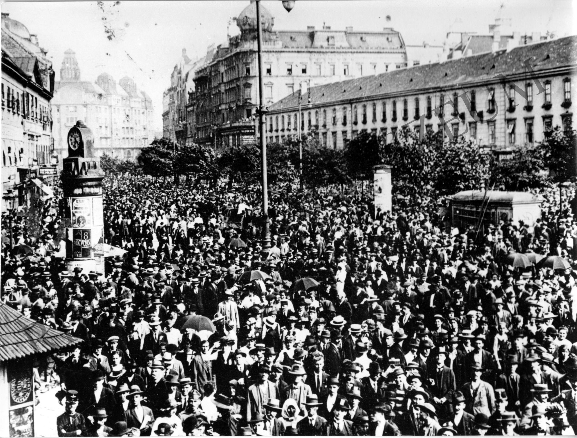 Háborúellenes tüntetés 1917. június 8. (Budapest?) (Rippl-Rónai Múzeum CC BY-NC-SA)