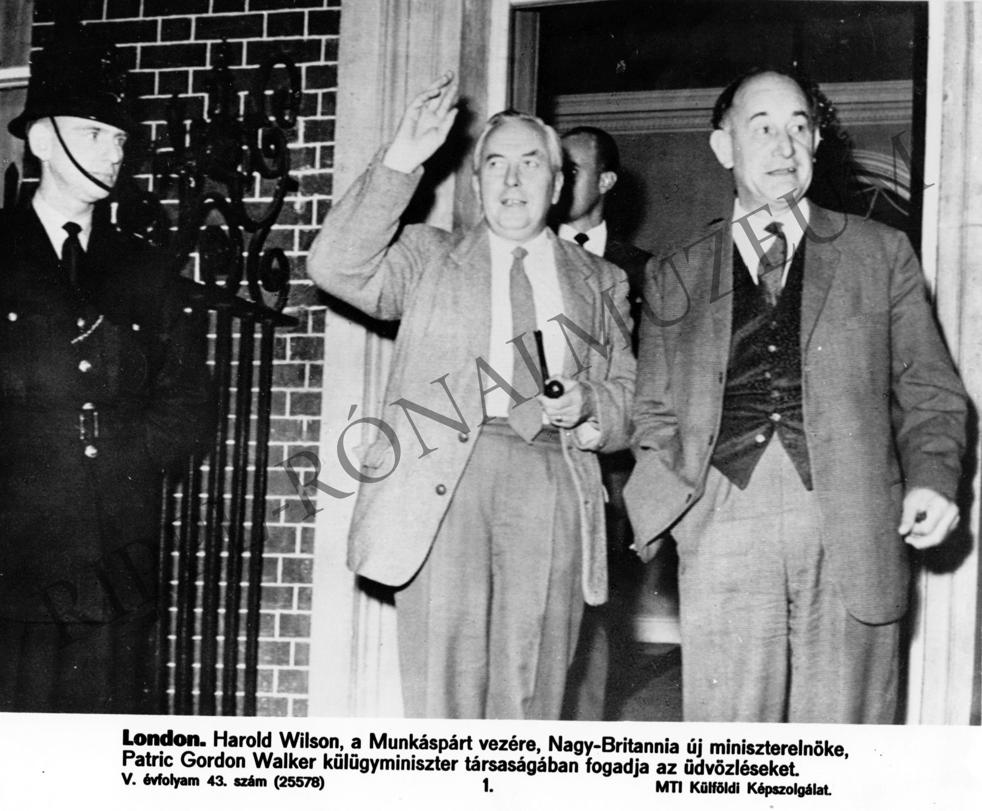 Harold Wilson, a Munkáspárt vezére, Nagy-Britannia új miniszterelnöke, Patric Gordon Walker külügyminiszter társaságában fogadja az üdvözléseket (Rippl-Rónai Múzeum CC BY-NC-SA)