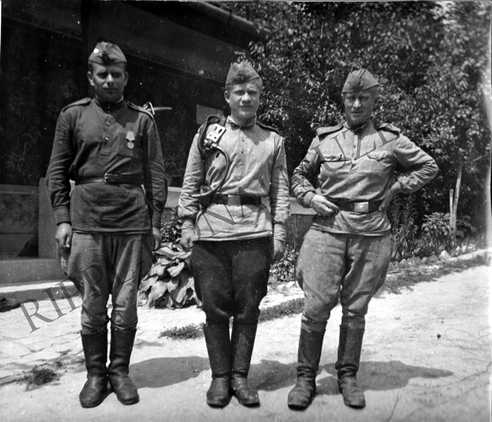 Három szovjet híradós katona Nagyberkiben 1945. nyarán (Rippl-Rónai Múzeum CC BY-NC-SA)