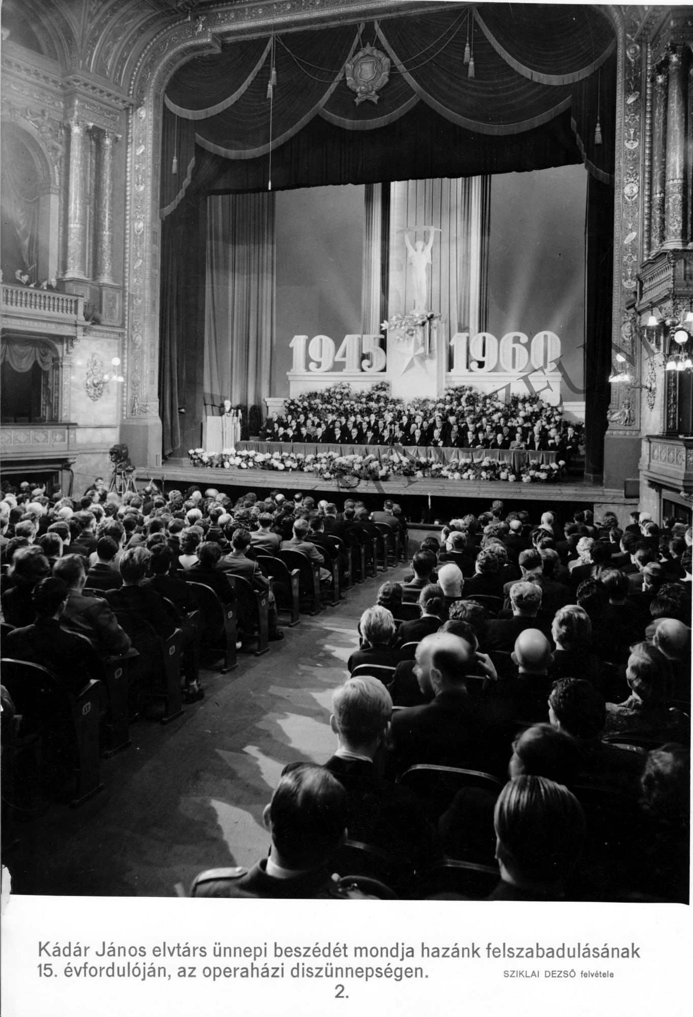 Hazánk felszabadulásának 15. évfordulóján Kádár János ünnepi beszédet mond az operaházi ünnepségesn (Rippl-Rónai Múzeum CC BY-NC-SA)