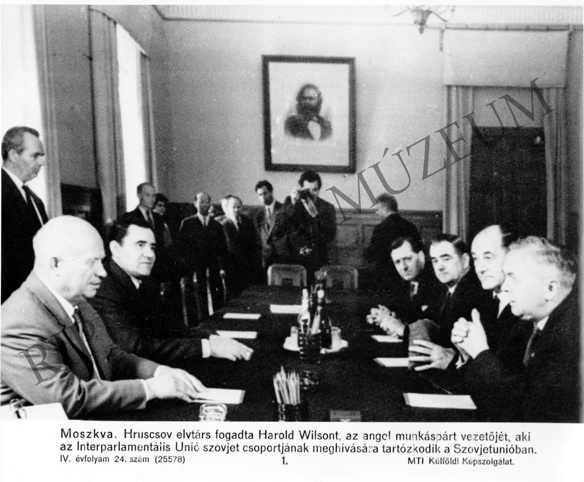 Hruscsov Harold Wilstonnal, az angol munkáspárt vezetőjével tárgyal, aki az Interparlamentáris Unió szovjet csoportjának meghívására a Szovjetunióba érkezett. (Rippl-Rónai Múzeum CC BY-NC-SA)