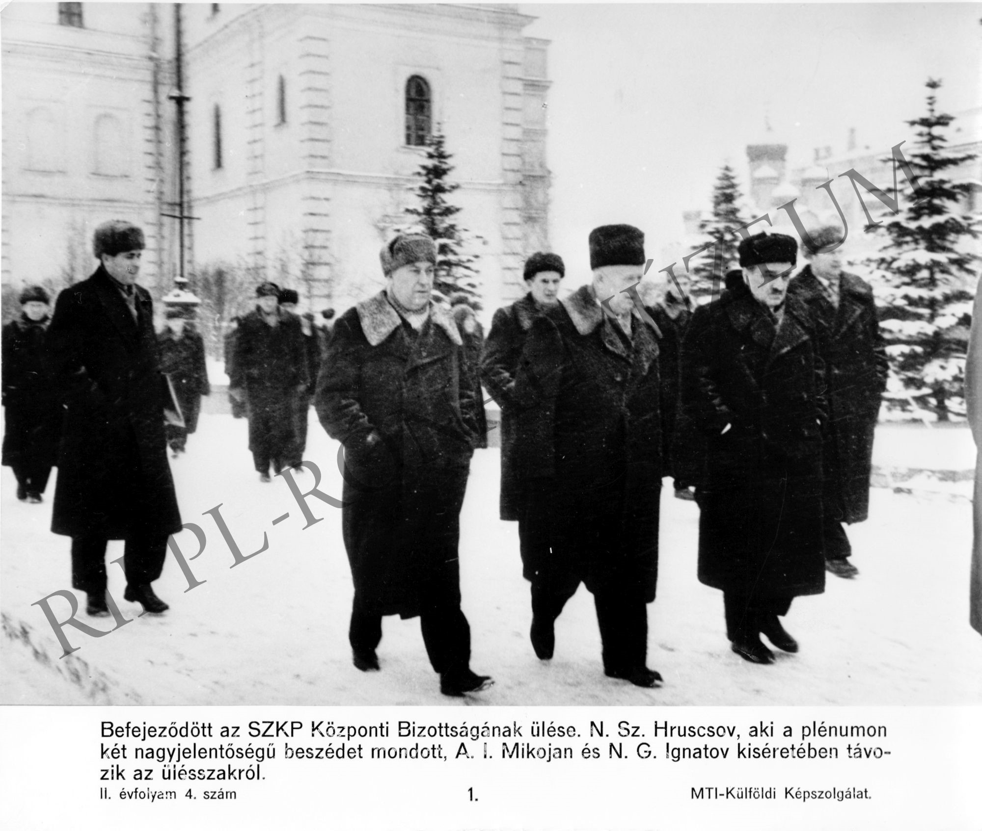 Hruscsov, Mikojan és Ignatov távozik az SZKP KB üléséről (Rippl-Rónai Múzeum CC BY-NC-SA)