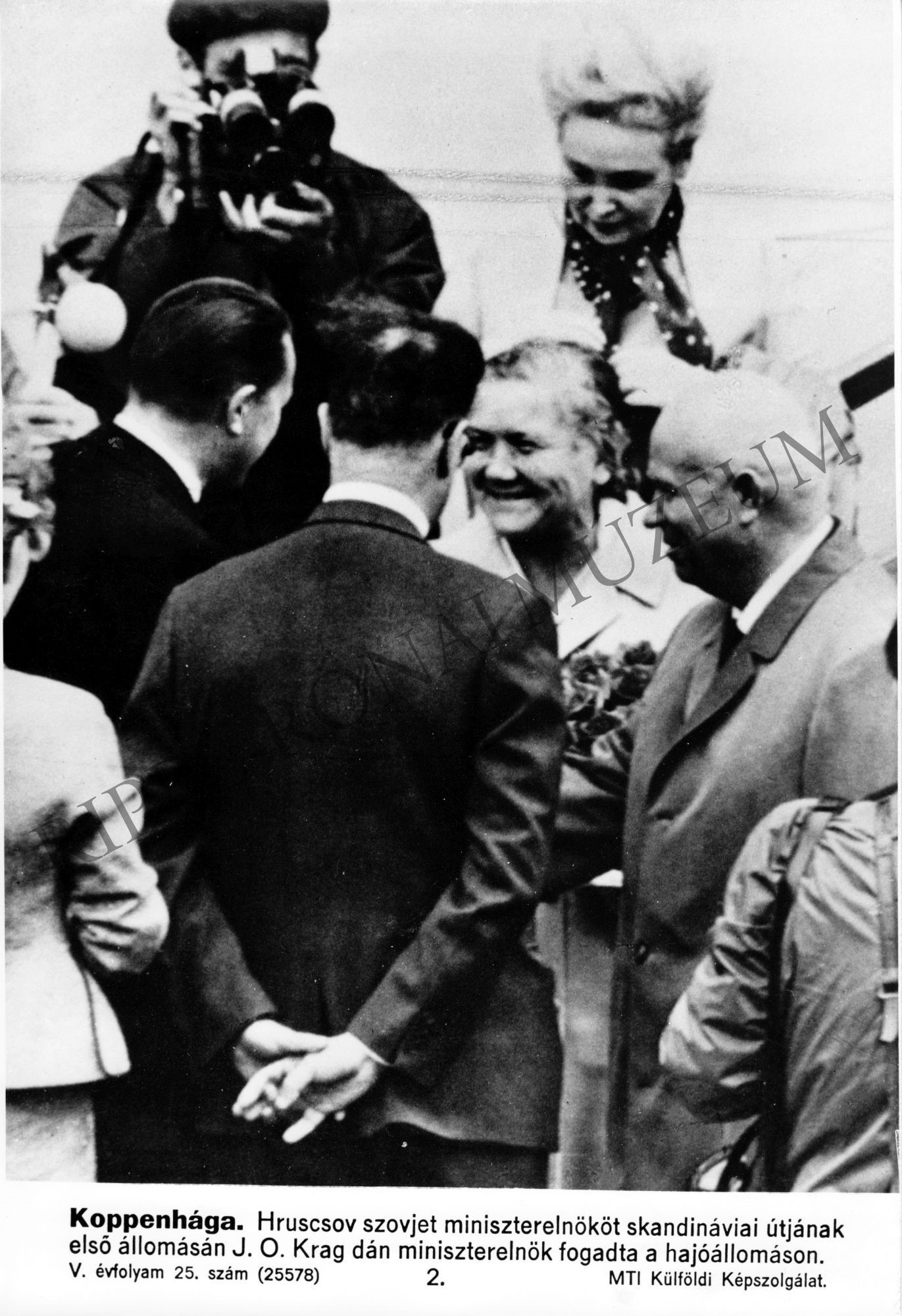 Hruscsov szovjet miniszterelnököt skandináv útjának első állomásán J. O. Krag dán miniszterelnök fogadta a hajóállomáson (Rippl-Rónai Múzeum CC BY-NC-SA)