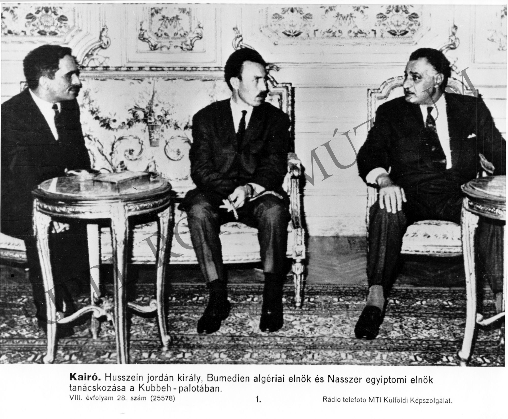 Husszein Jordán király, Bumedien algériai elnök és Nasszer egyiptomi elnök tanácskozása a Kubbeh-palotában. (Rippl-Rónai Múzeum CC BY-NC-SA)