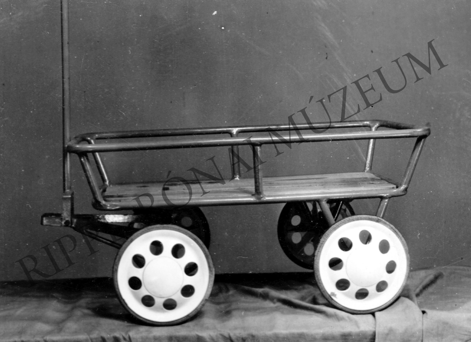 Húzós kiskocsi (gyermekjáték) (Rippl-Rónai Múzeum CC BY-NC-SA)