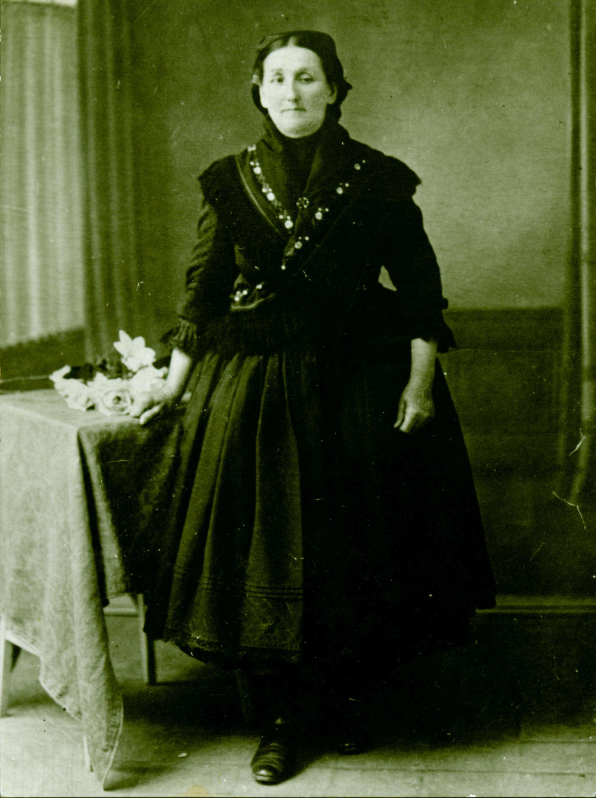 Idősebb nő viselete Alsokon 1918 körül (Rippl-Rónai Múzeum CC BY-NC-ND)