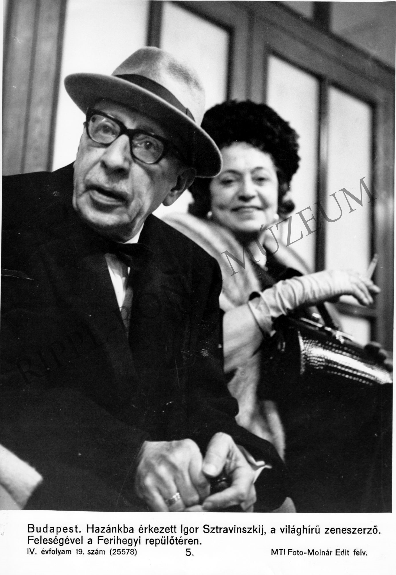 Igor Sztravinszkij feleségével a Ferihegyi repülőtéren (Rippl-Rónai Múzeum CC BY-NC-SA)