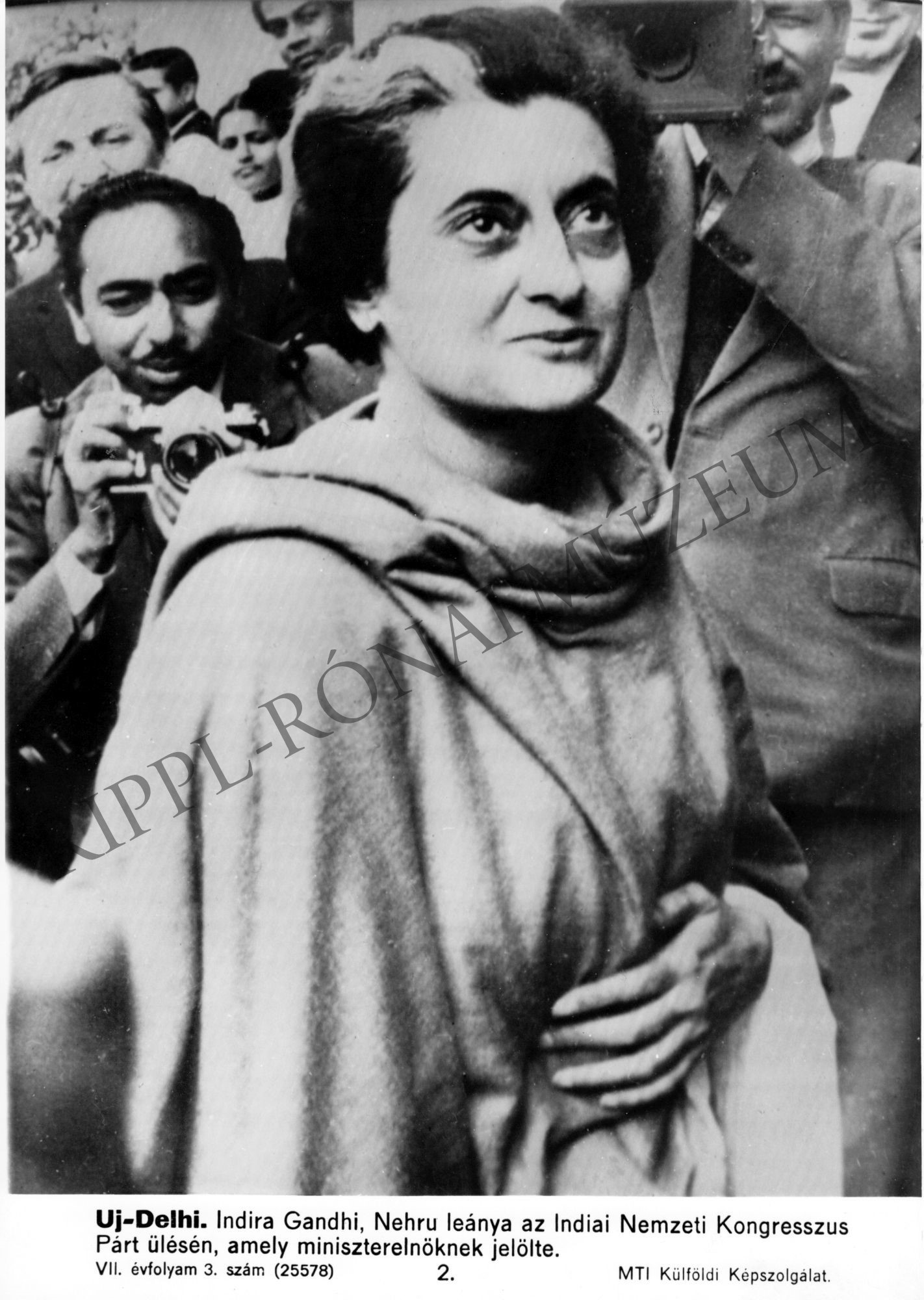 Indira Gandhi, Nehru leánya az Indiai Nemzeti Kongresszus Párt ülésén, amely miniszterelnöknek jelölte (Rippl-Rónai Múzeum CC BY-NC-SA)