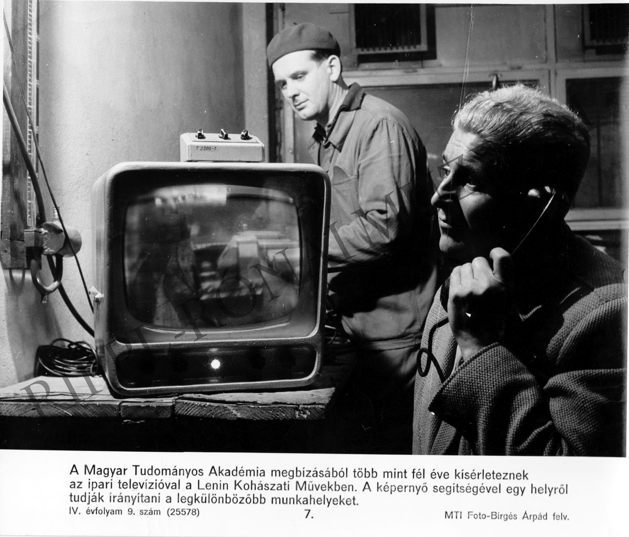 Ipari televízióval kísérleteznek a Lenin Kohászati Művekben az MTA megbízásából (Rippl-Rónai Múzeum CC BY-NC-SA)