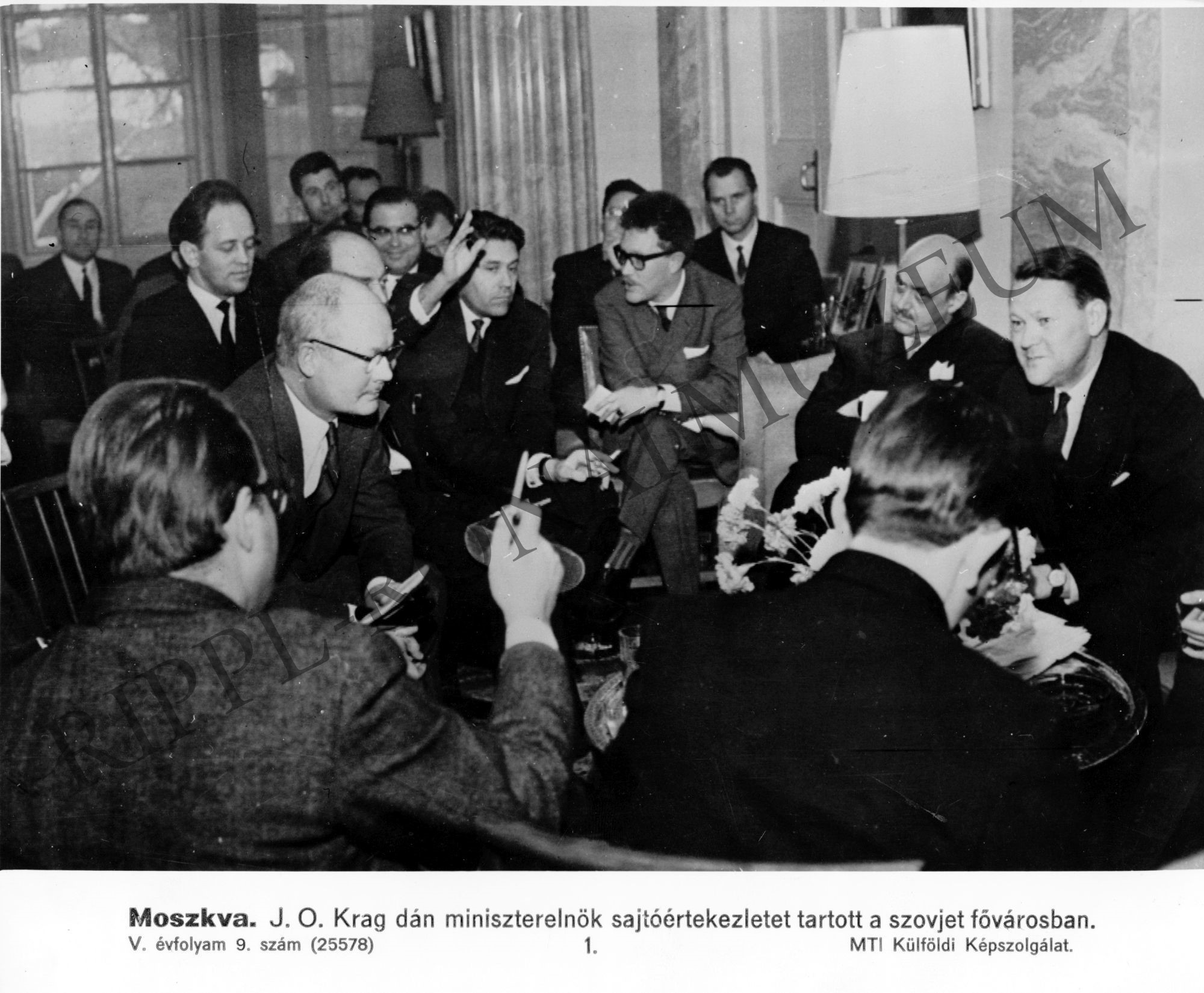 J. O. Krag dán miniszterelnök sajtóértekezletet tartott Moszkvában (Rippl-Rónai Múzeum CC BY-NC-SA)