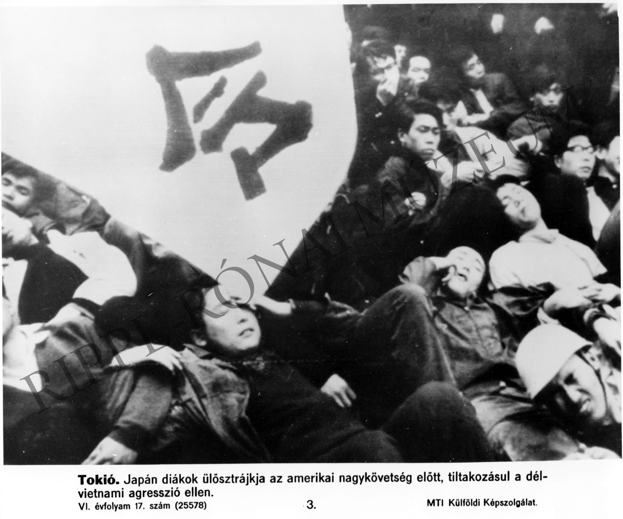 Japán diákok ülősztrájkja a dél-vietnámi agresszió ellen az amerikai nagykövetség előtt (Rippl-Rónai Múzeum CC BY-NC-SA)