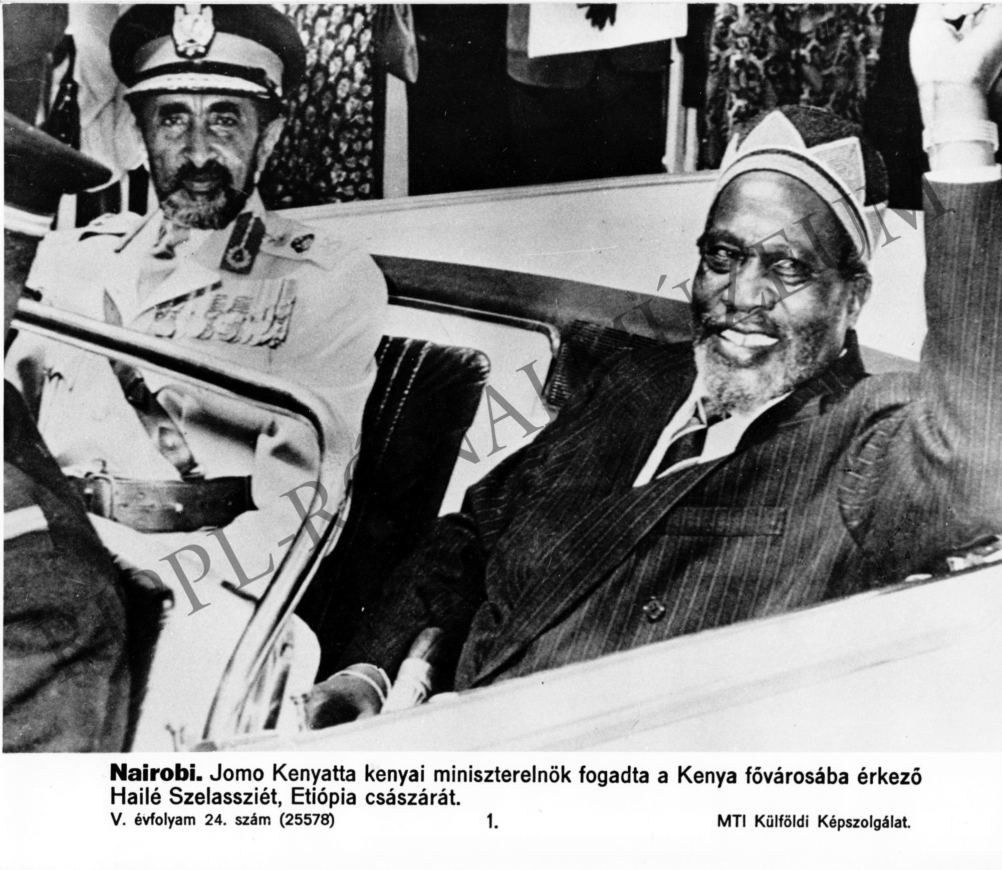 Jomo Kenyatta kenyai miniszterelnök és Hailé Szelasszié etióp császár gépkocsiban (Rippl-Rónai Múzeum CC BY-NC-SA)