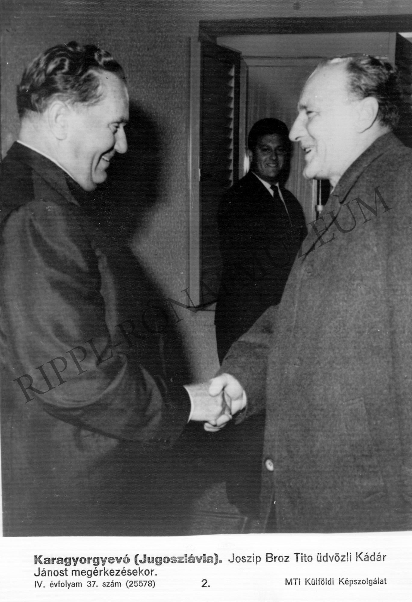 Joszip Broz Tito üdvözli Kádár Jánost megérkezésekor. (Rippl-Rónai Múzeum CC BY-NC-SA)