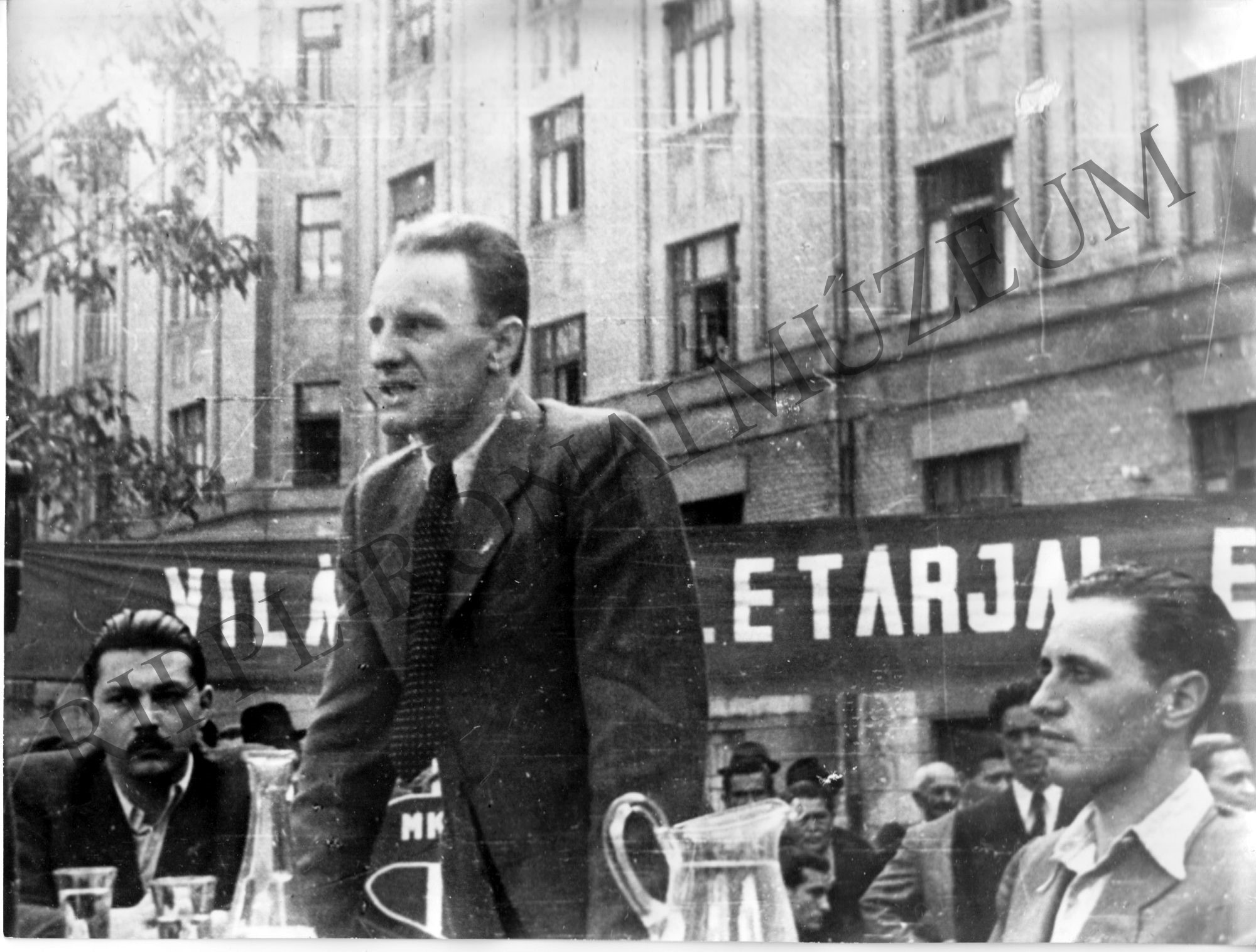 Kádár elvtárs beszél a IX. és X. kerületi együttes választási gyűlésen. 1945. szeptember 23. (Rippl-Rónai Múzeum CC BY-NC-SA)