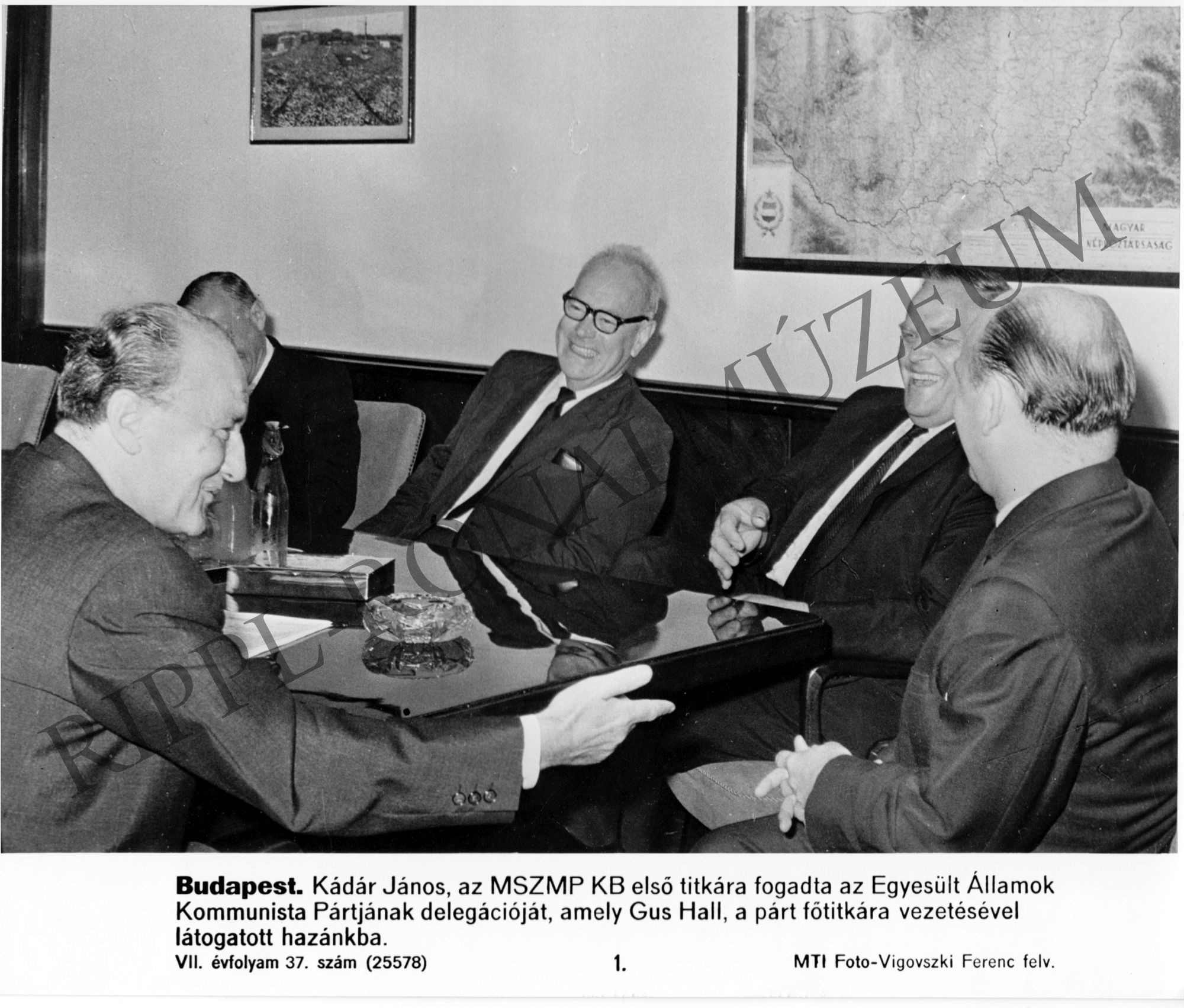 Kádár János, az MSZMP KB első titkára fogadta az USA Kommunista Pártjának delegációját, amely Gus Hall, a párt főtitkára vezetésével látogatott hazánkba (Rippl-Rónai Múzeum CC BY-NC-SA)