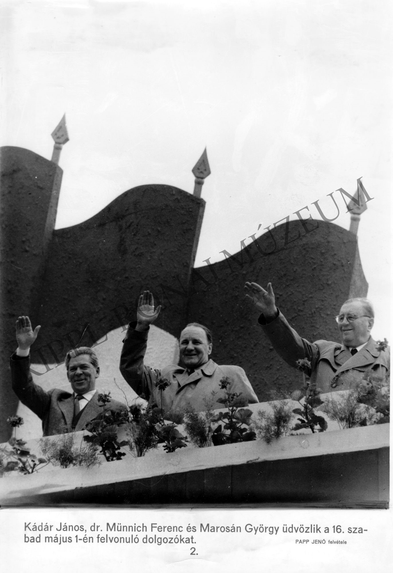 Kádár János, dr. Münnich Ferenc és Marosán György üdvözlik a május 1-én felvonuló dolgozókat (Rippl-Rónai Múzeum CC BY-NC-SA)
