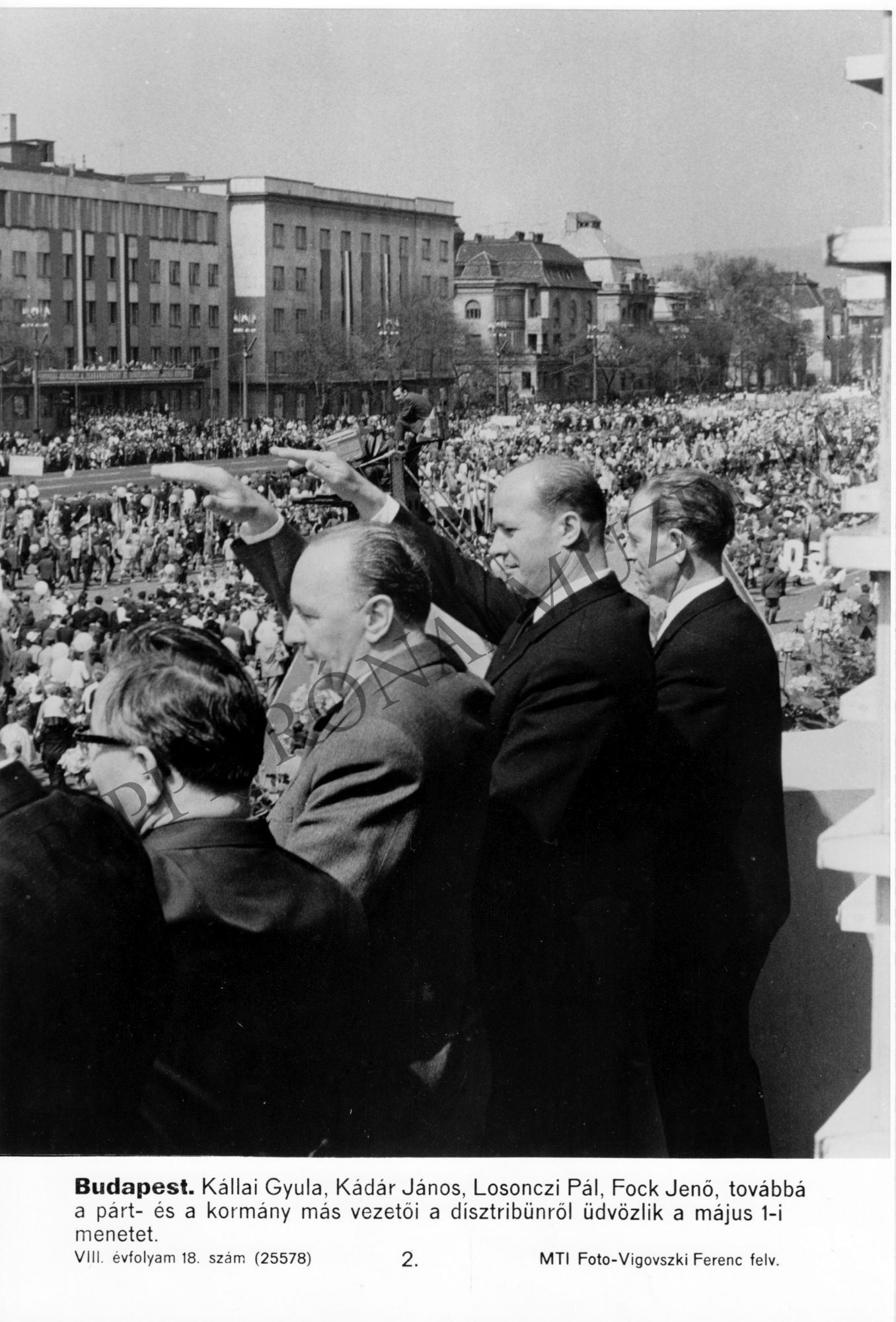 Kállai Gyula, Kádár János, Losonczi Pál, Fock Jenő, továbbá a párt- és a kormány más vezetői a dísztribünről üdvözlik a május 1-i menetet (Rippl-Rónai Múzeum CC BY-NC-SA)