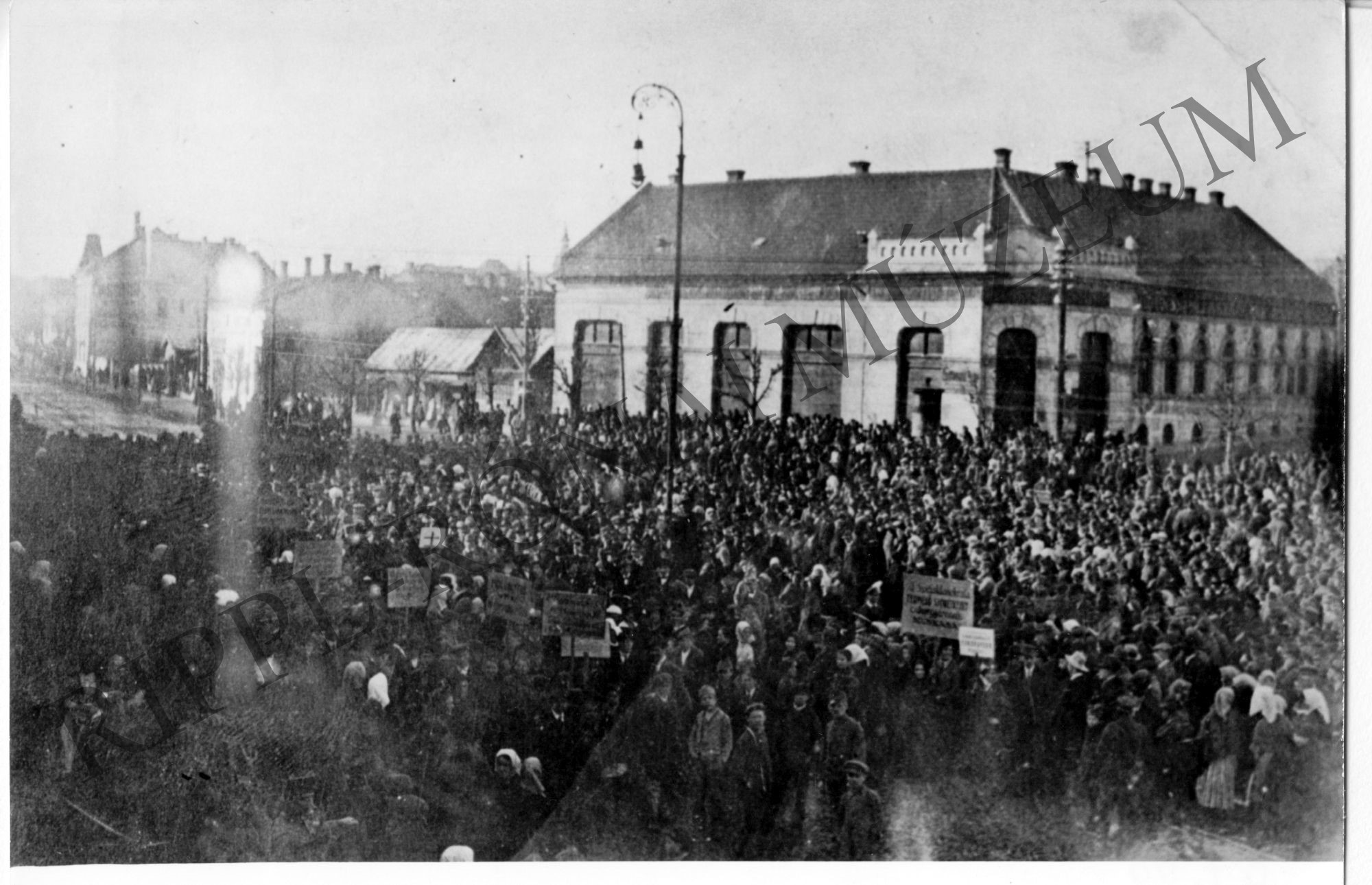 Kaposvár, 1919. március 10. 15 ezer főnyi tömeg várja Nagyatádi Szabó Istvánt. (Rippl-Rónai Múzeum CC BY-NC-SA)