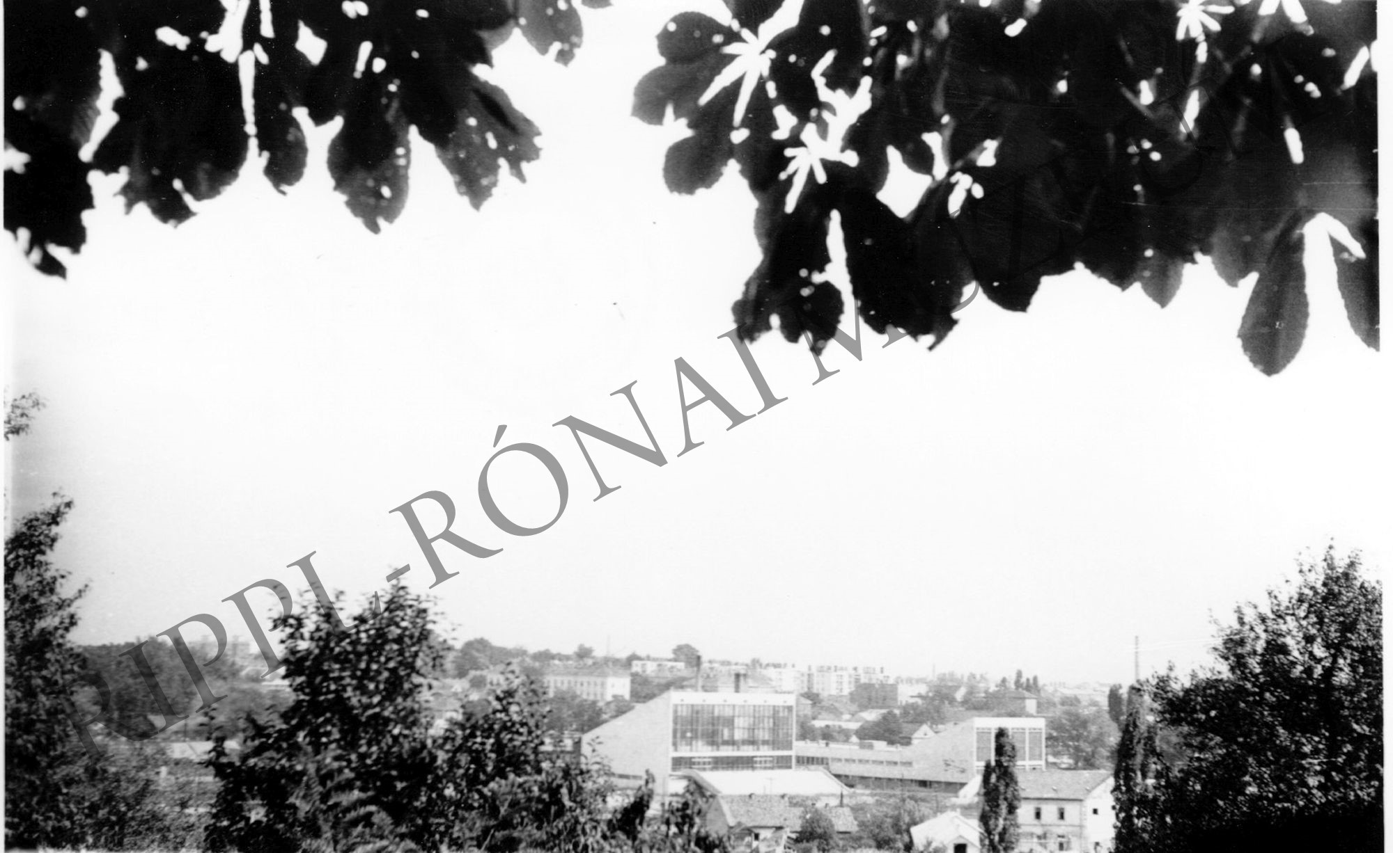 Kaposvár látképe a Kálvária-dombról. Háttérben a fürdő épülete (Rippl-Rónai Múzeum CC BY-NC-SA)