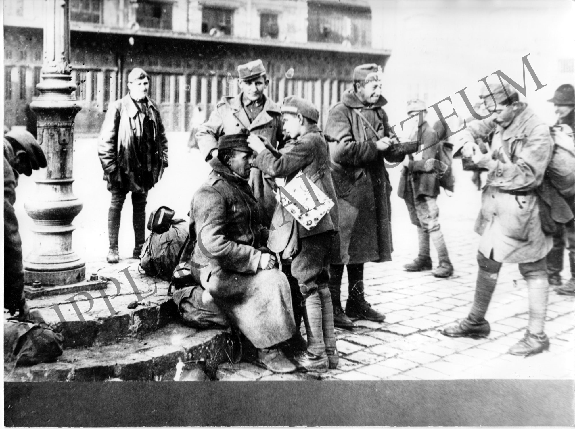 Katonák kicserélik sapkájukat, zászlójukat. 1918. X. 31. (Rippl-Rónai Múzeum CC BY-NC-SA)