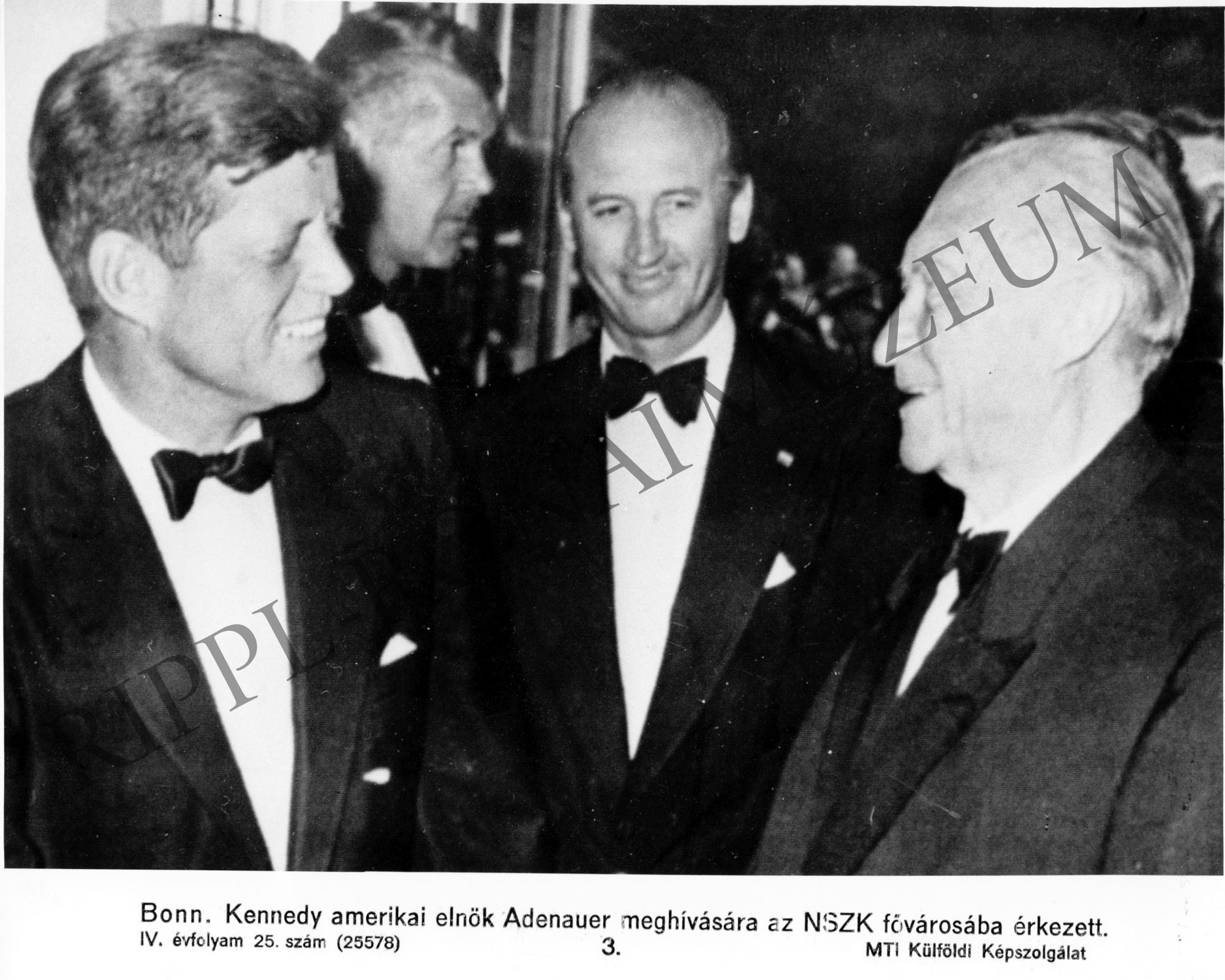 Kennedy amerikai elnök és Adenauer NSZK-kancellár (Rippl-Rónai Múzeum CC BY-NC-SA)