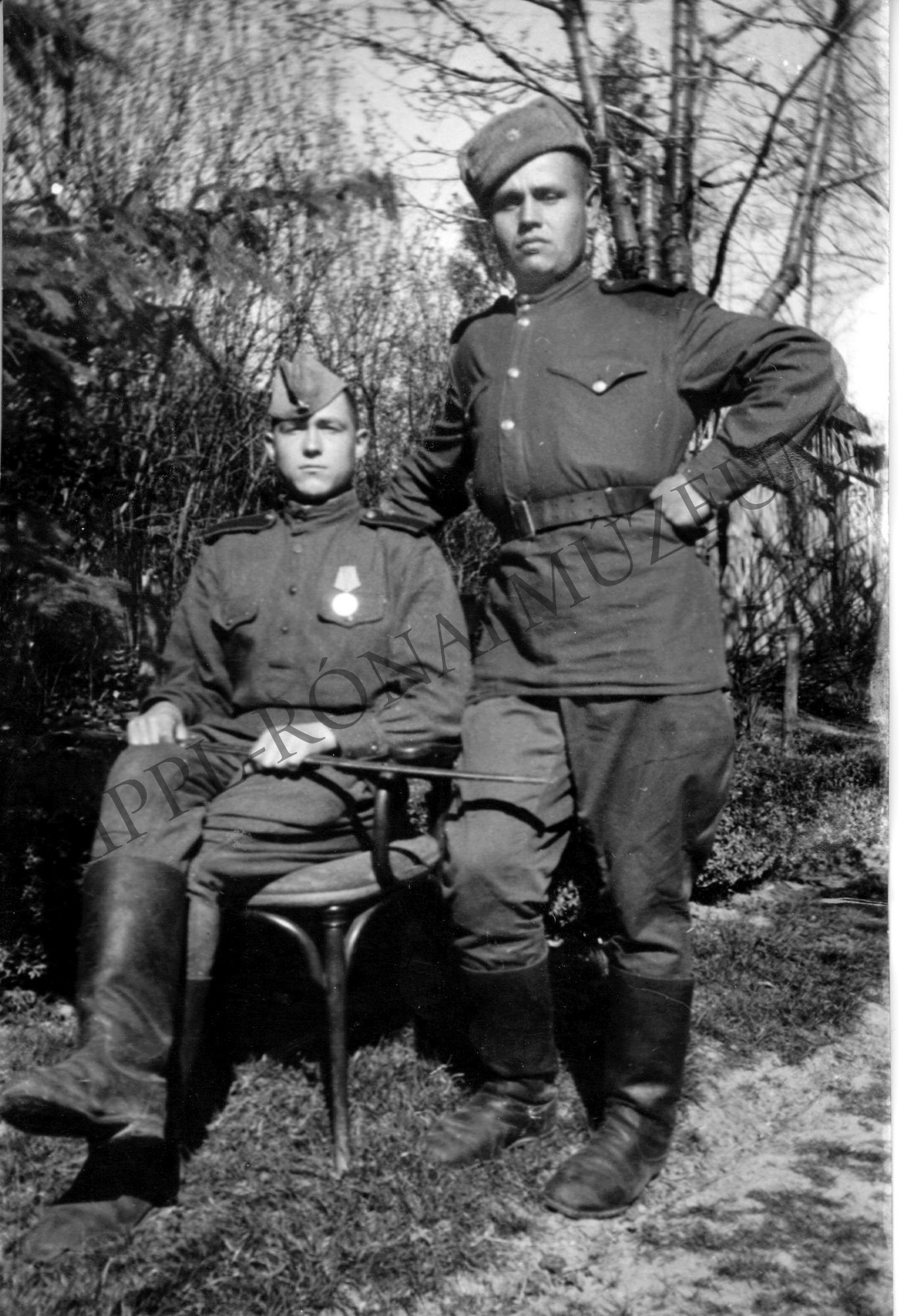 Két szovjet harcos, 1945. (Rippl-Rónai Múzeum CC BY-NC-SA)