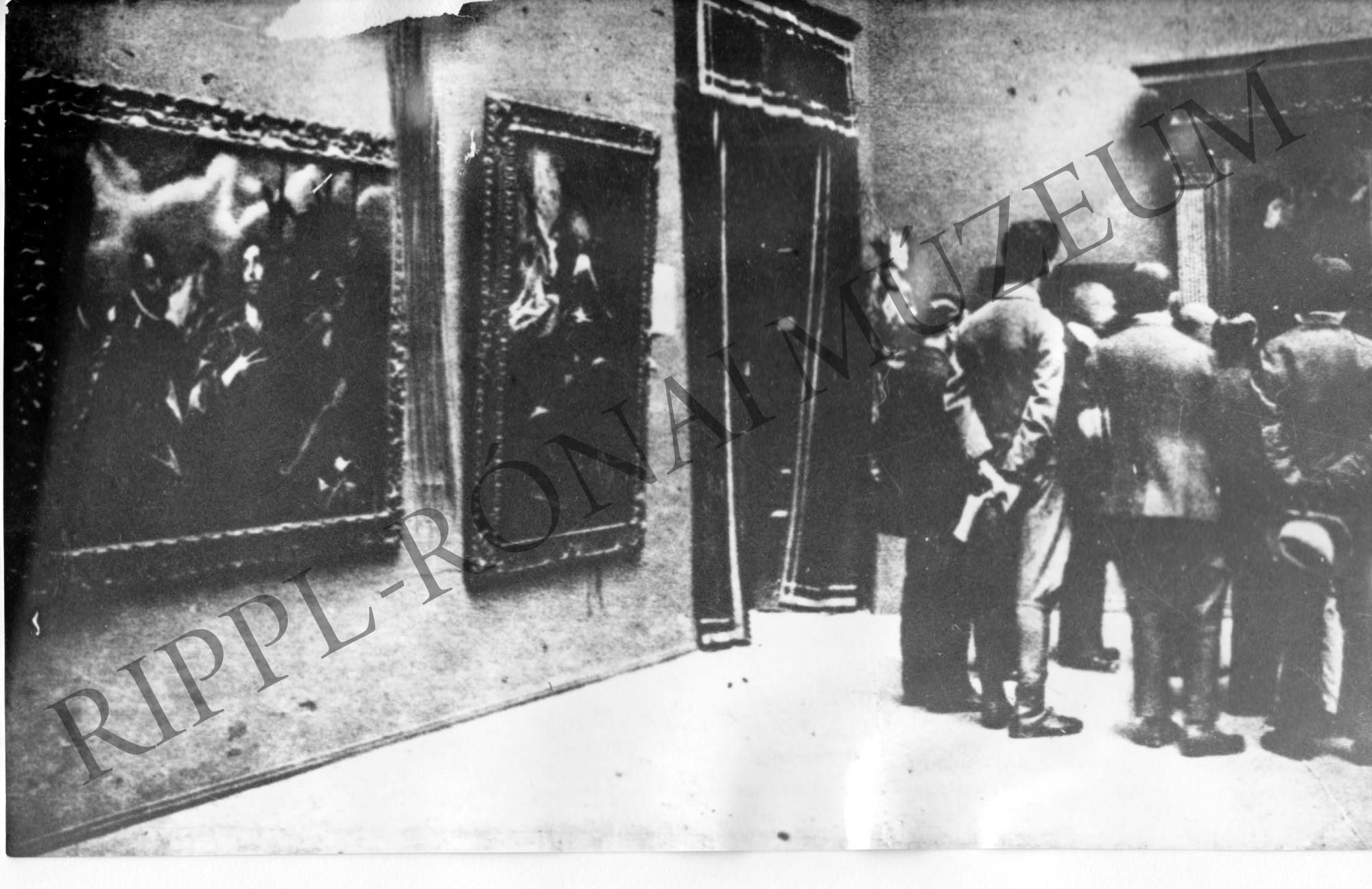 Kiállítás a Műcsarnokban a köztulajdonba vett képekből. 1919. (Rippl-Rónai Múzeum CC BY-NC-SA)