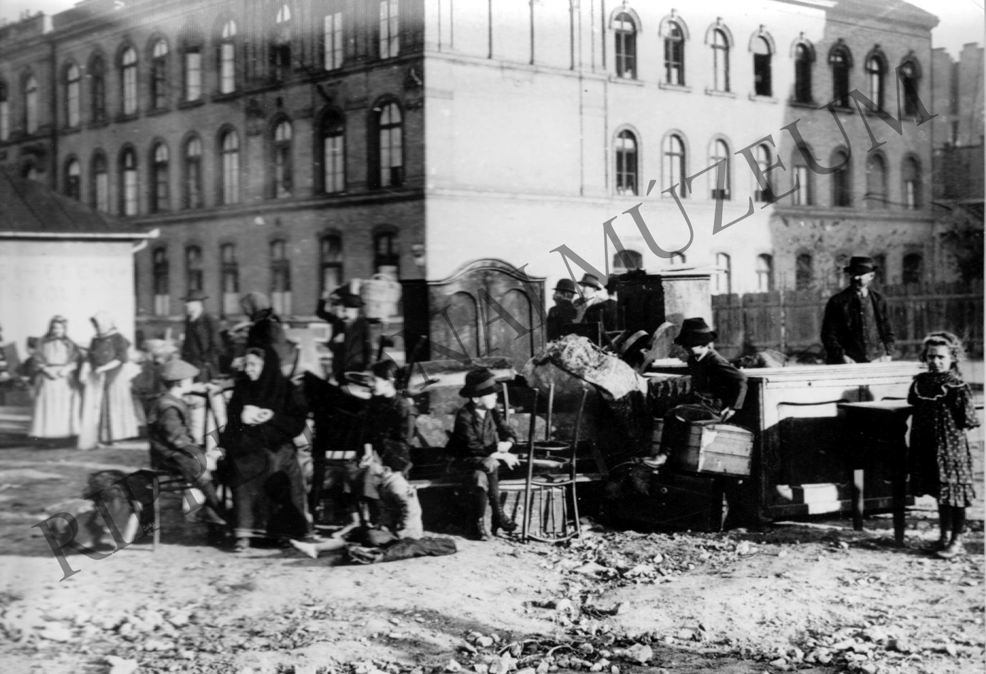 Kilakoltatott család a budapesti Mihalovics téren (Rippl-Rónai Múzeum CC BY-NC-SA)