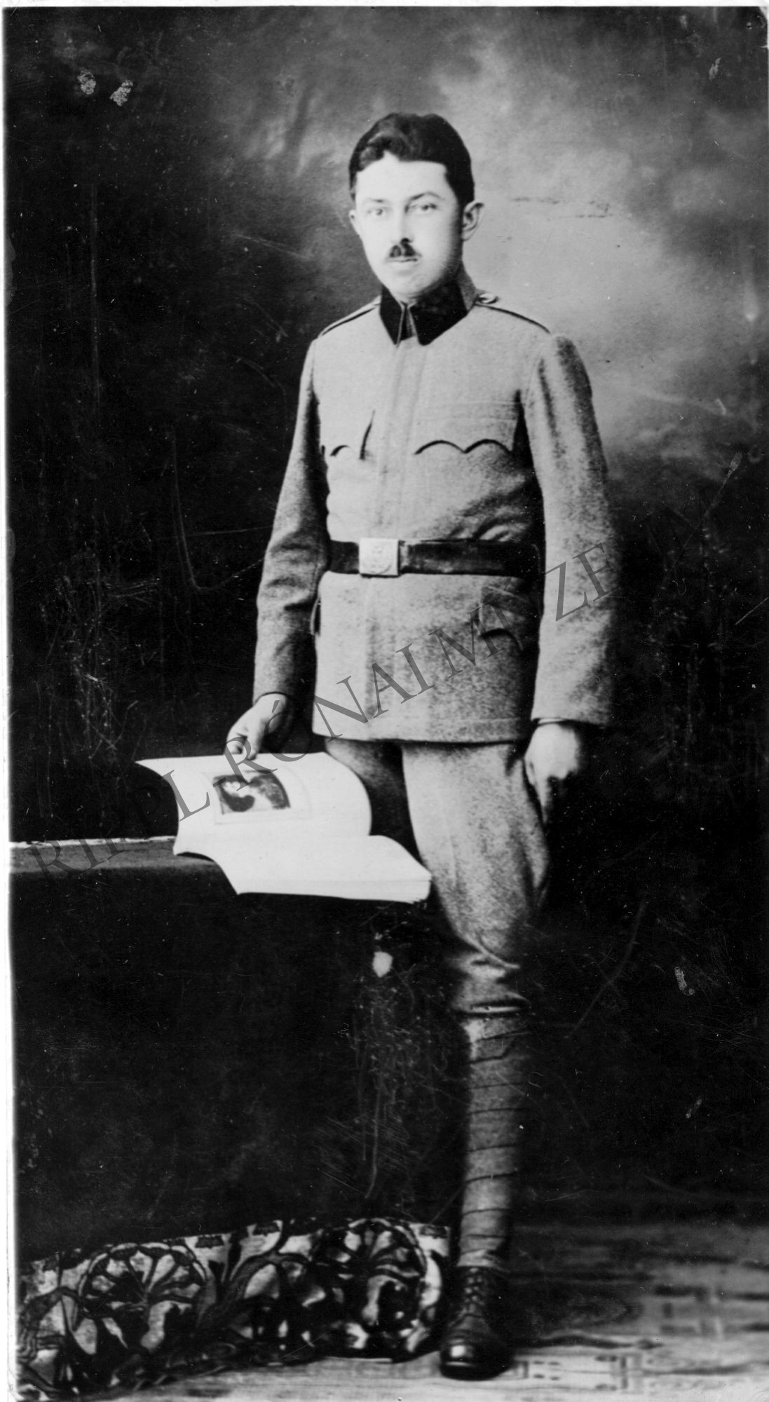 Knausz Ferenc szabósegéd katona ruhában (1883-1919. augusztus 28. Marcali) (Rippl-Rónai Múzeum CC BY-NC-SA)