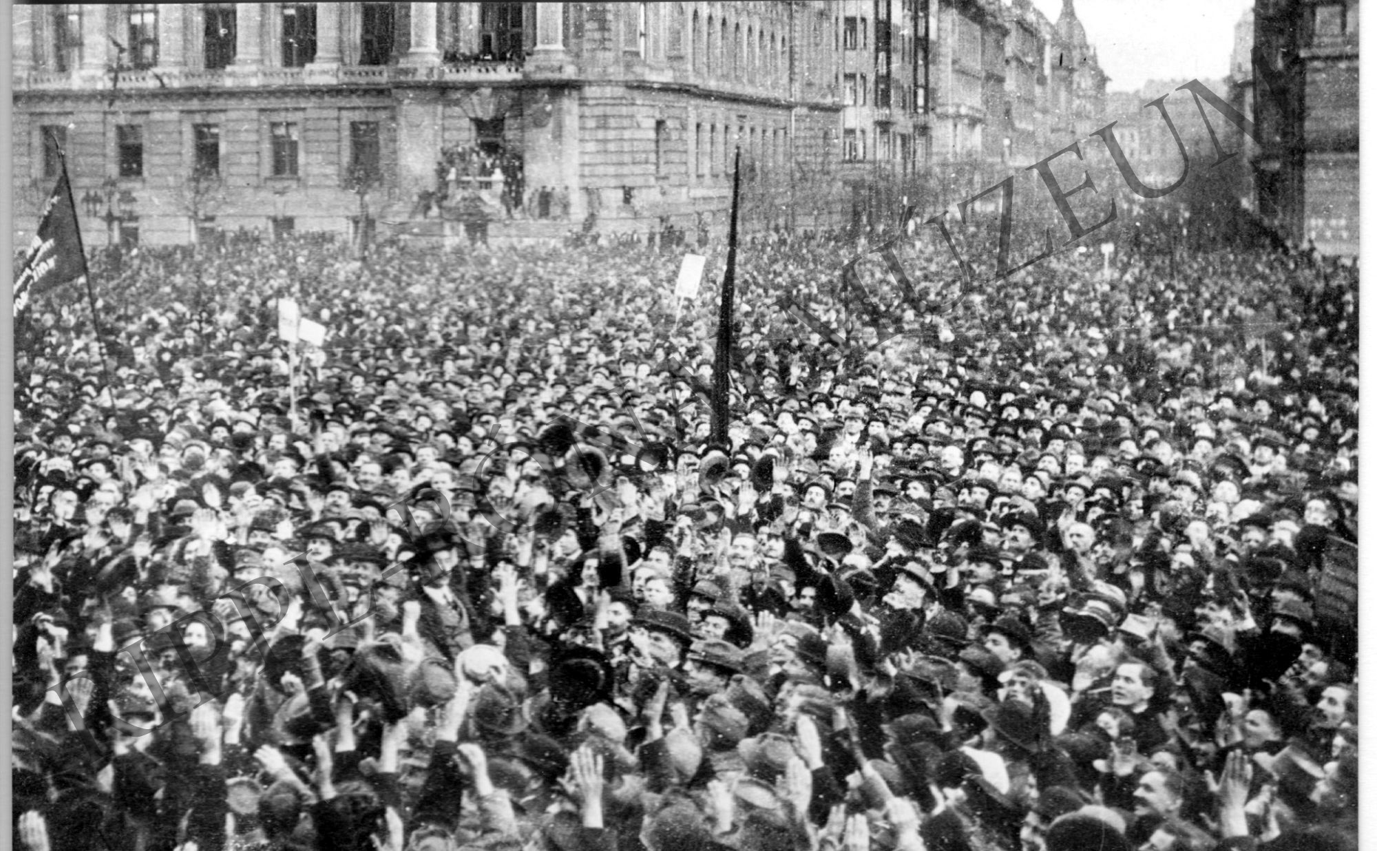 Kommunista népgyűlés a Parlament előtt. 1919. március 23. (Rippl-Rónai Múzeum CC BY-NC-SA)