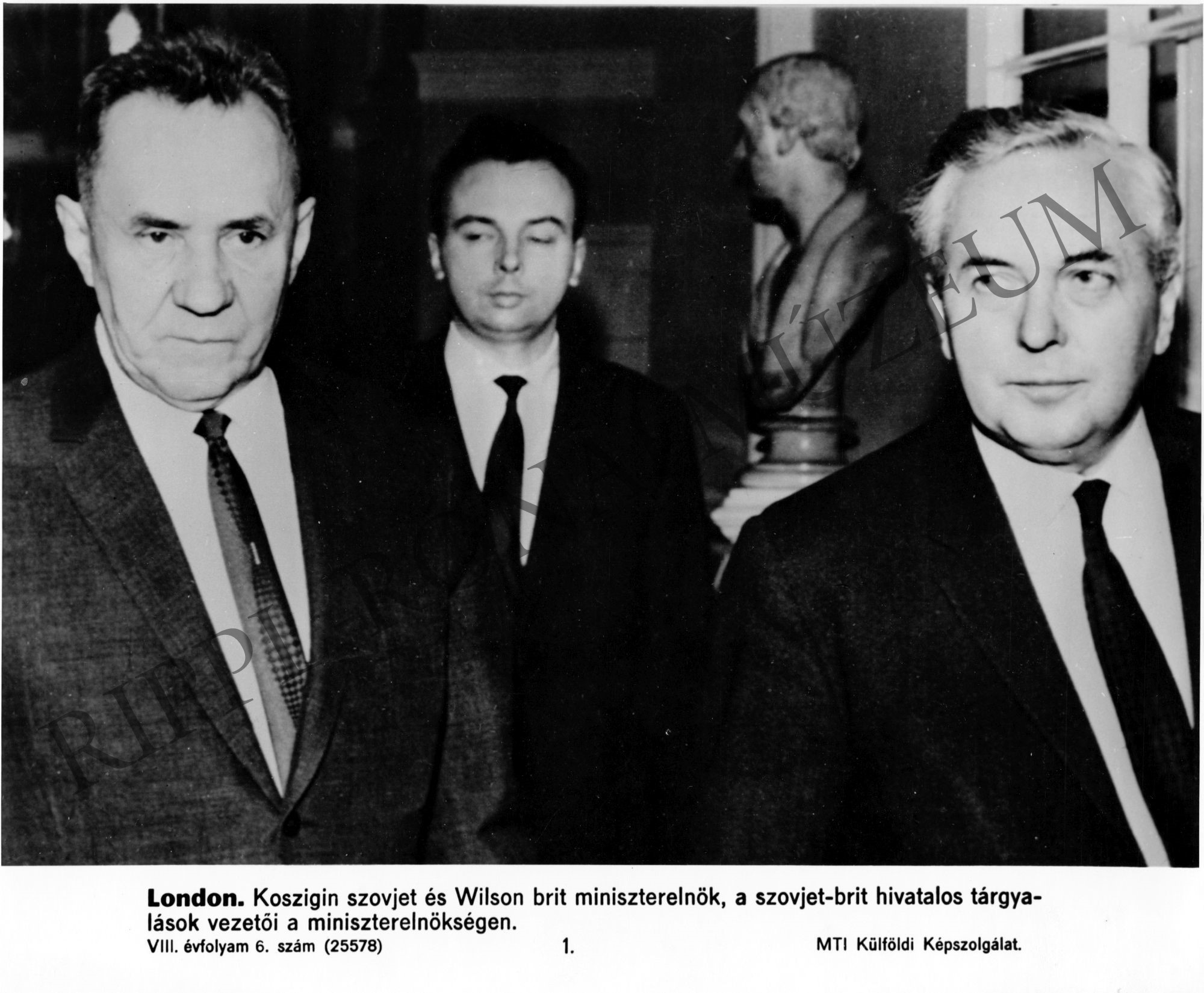 Koszigin szovjet és Wilson brit miniszterelnök, a szovjet-brit hivatalos tárgyalások vezetői a miniszterelnökségen. (Rippl-Rónai Múzeum CC BY-NC-SA)